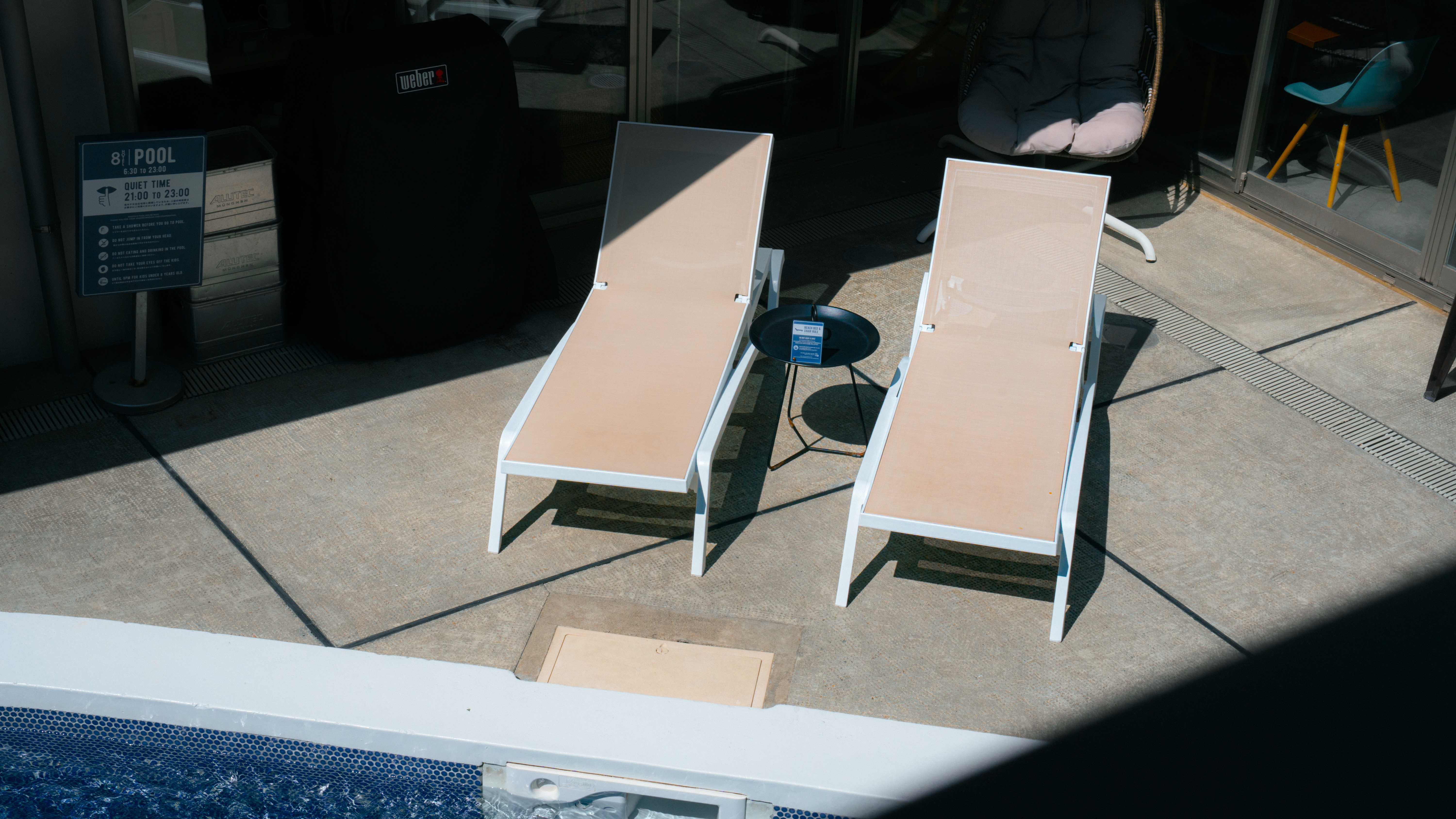 プールサイド　外気浴もお楽しみください