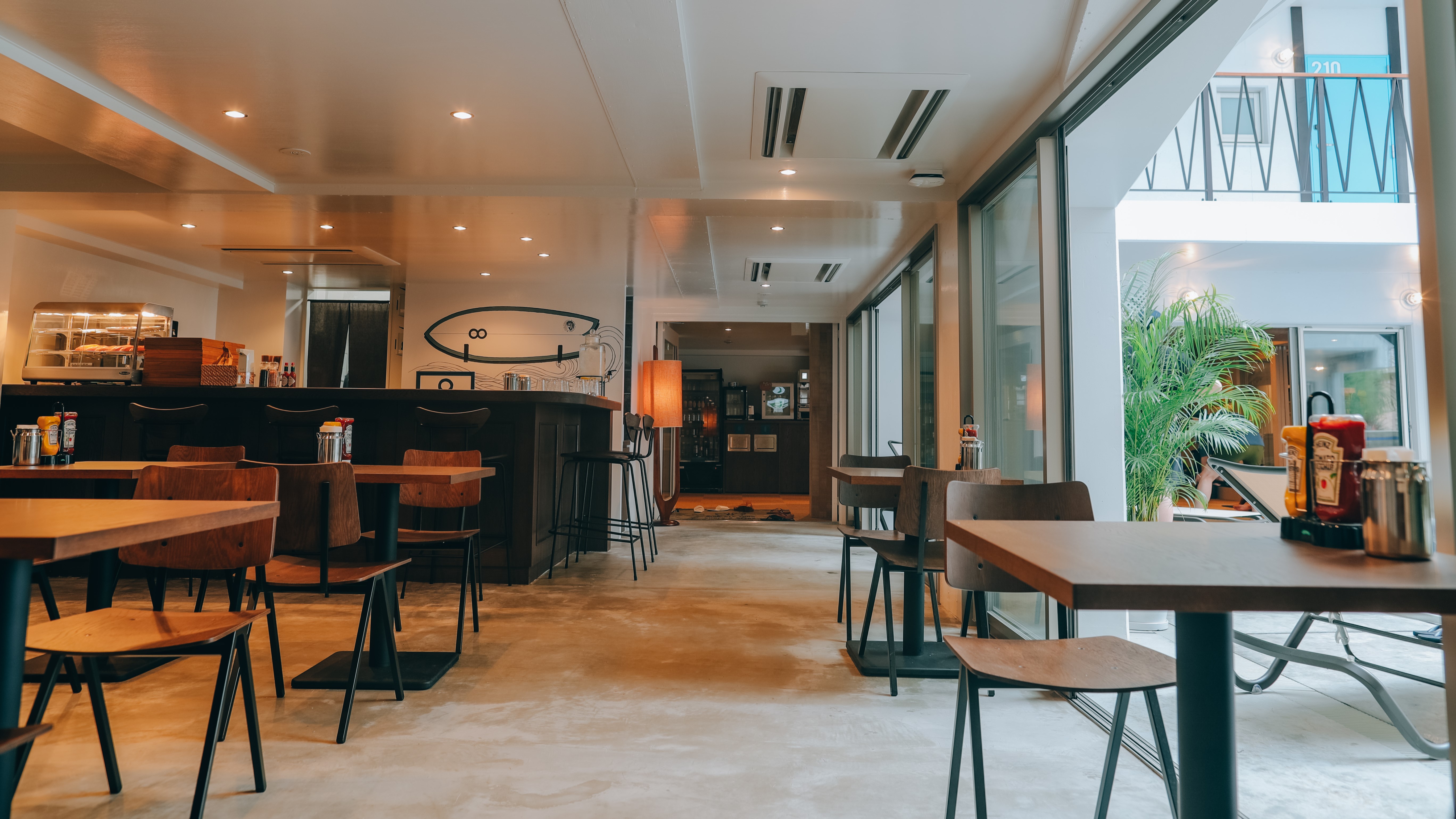 プールサイドを眺めながらお食事をお楽しみください