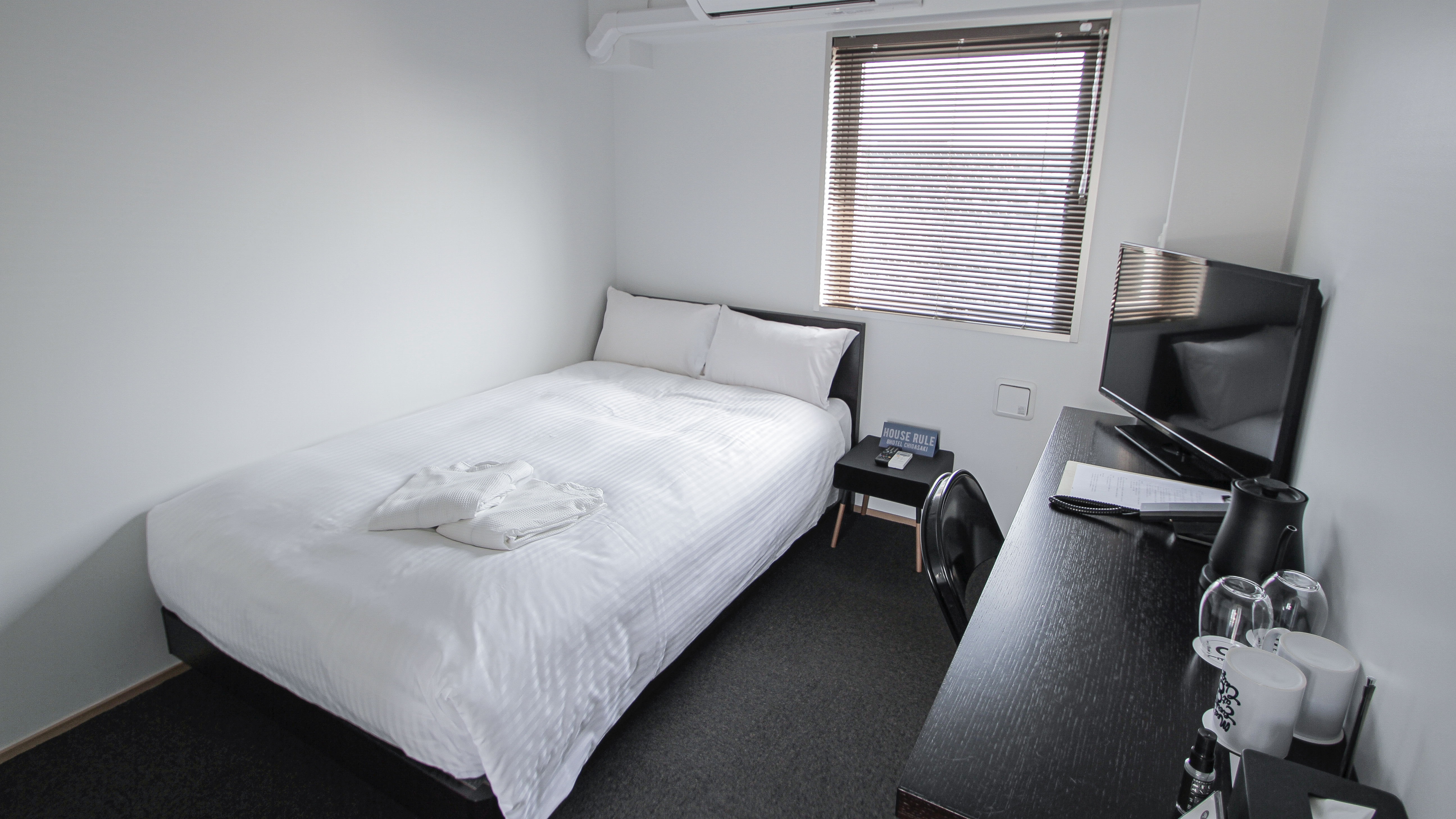 スタンダードルーム(13㎡/セミダブルベッド幅120cm&times;1/定員1～2名)