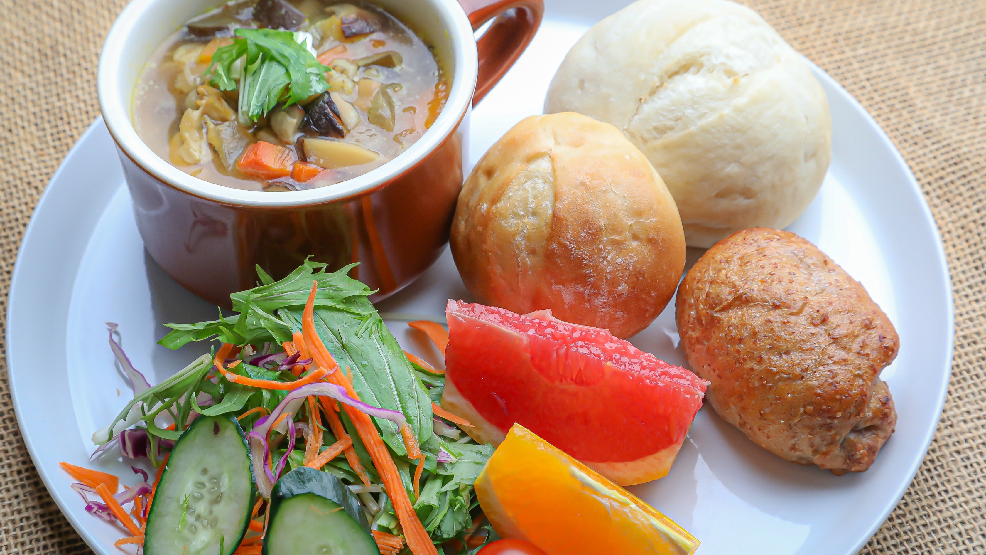 トッピングをカスタマイズして、ホットドッグやパンをお楽しみいただけるハーフビュッフェ