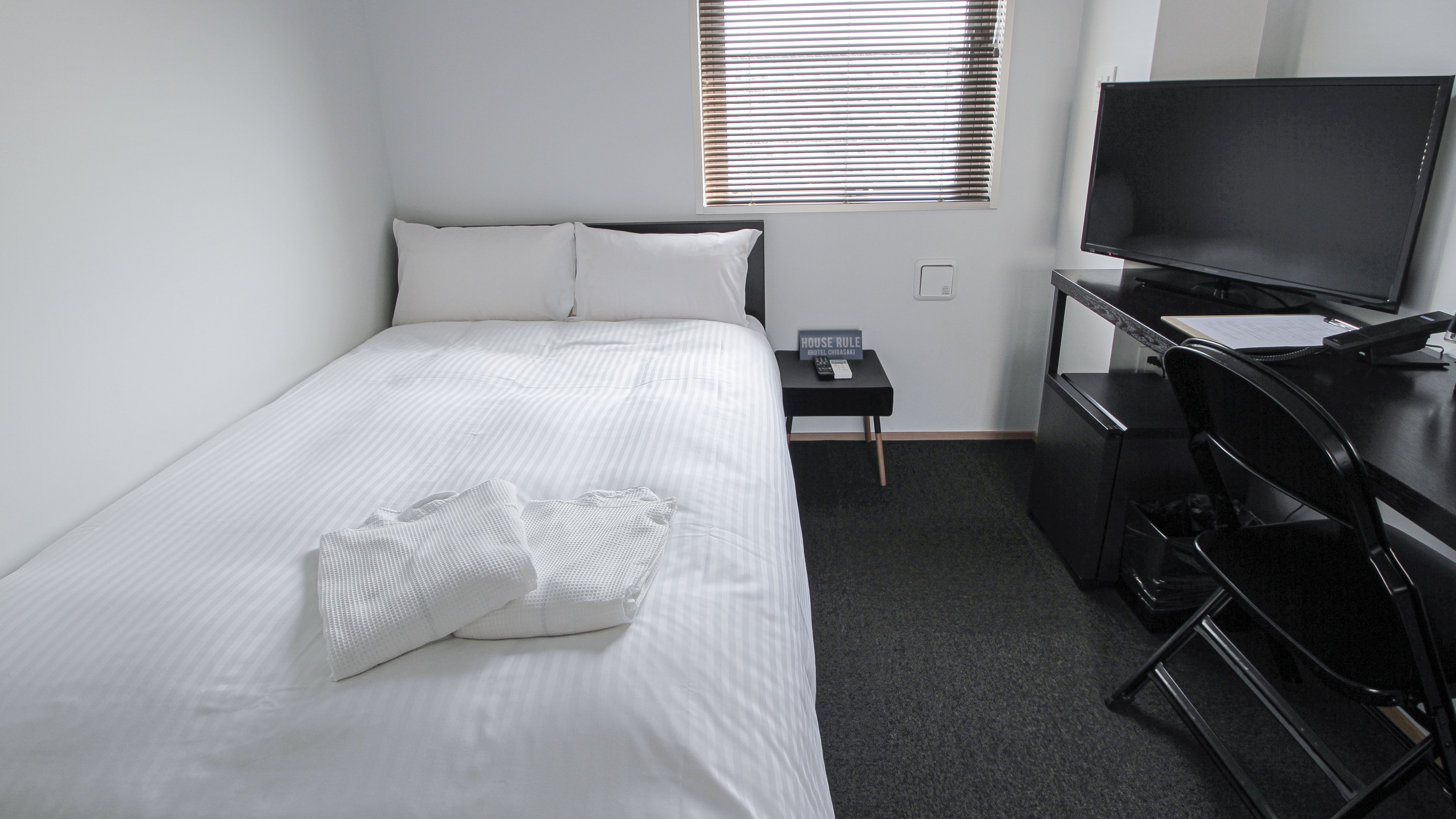 スタンダードルーム(13㎡/セミダブルベッド幅120cm&times;1/定員1～2名)