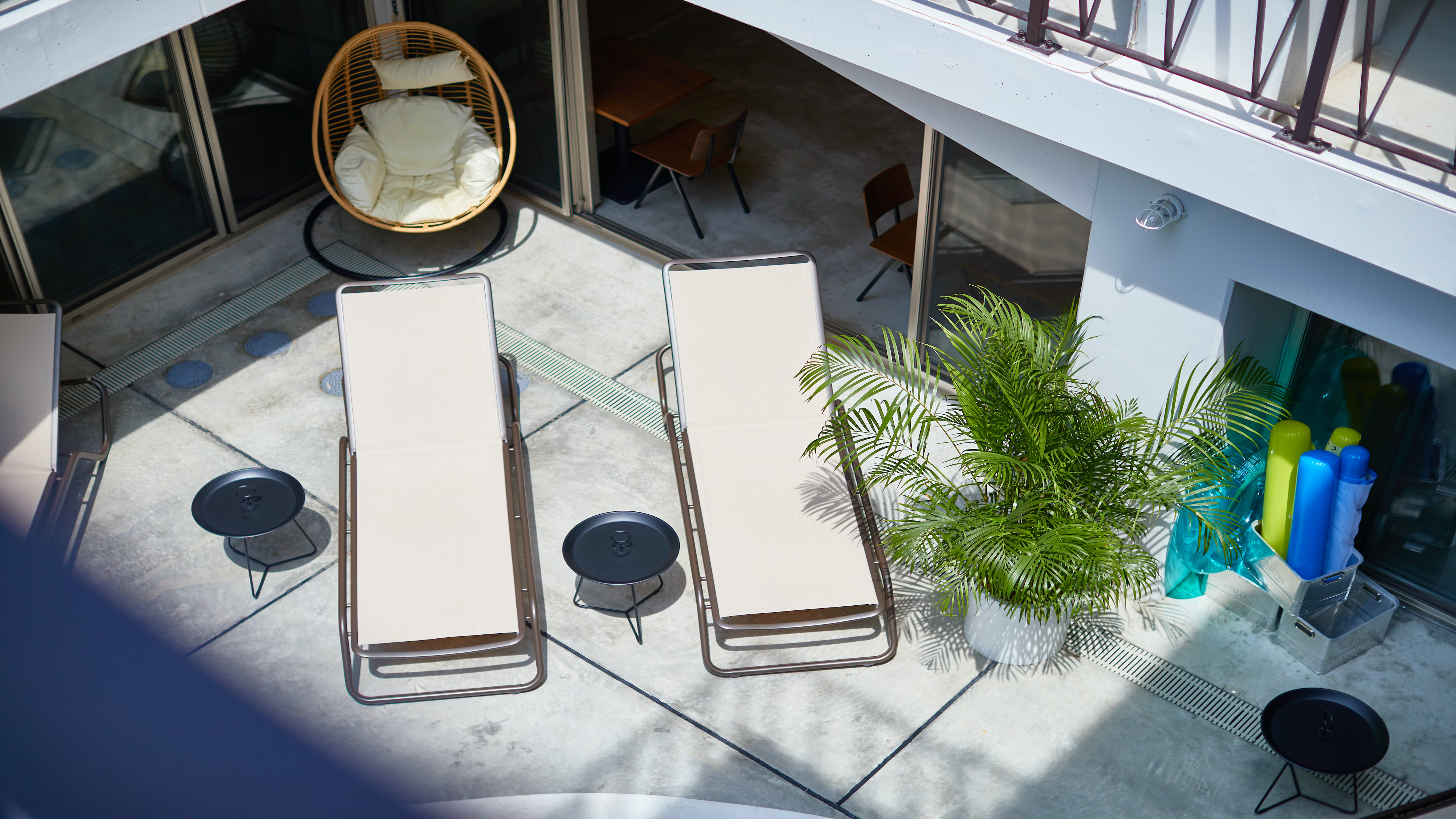 プールサイド　外気浴もお楽しみください