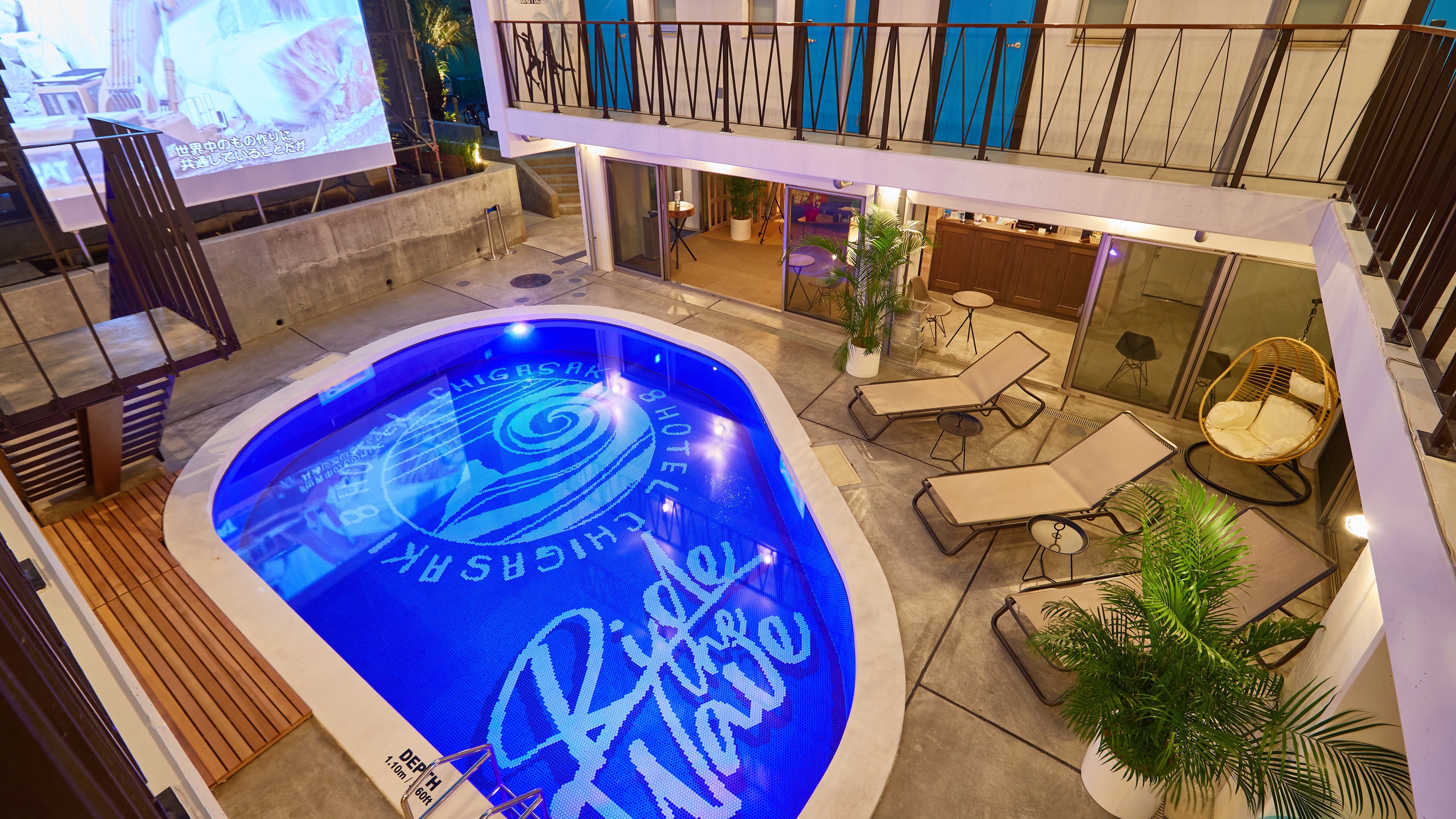夜はライトアップでナイトプールもお楽しみいただけます