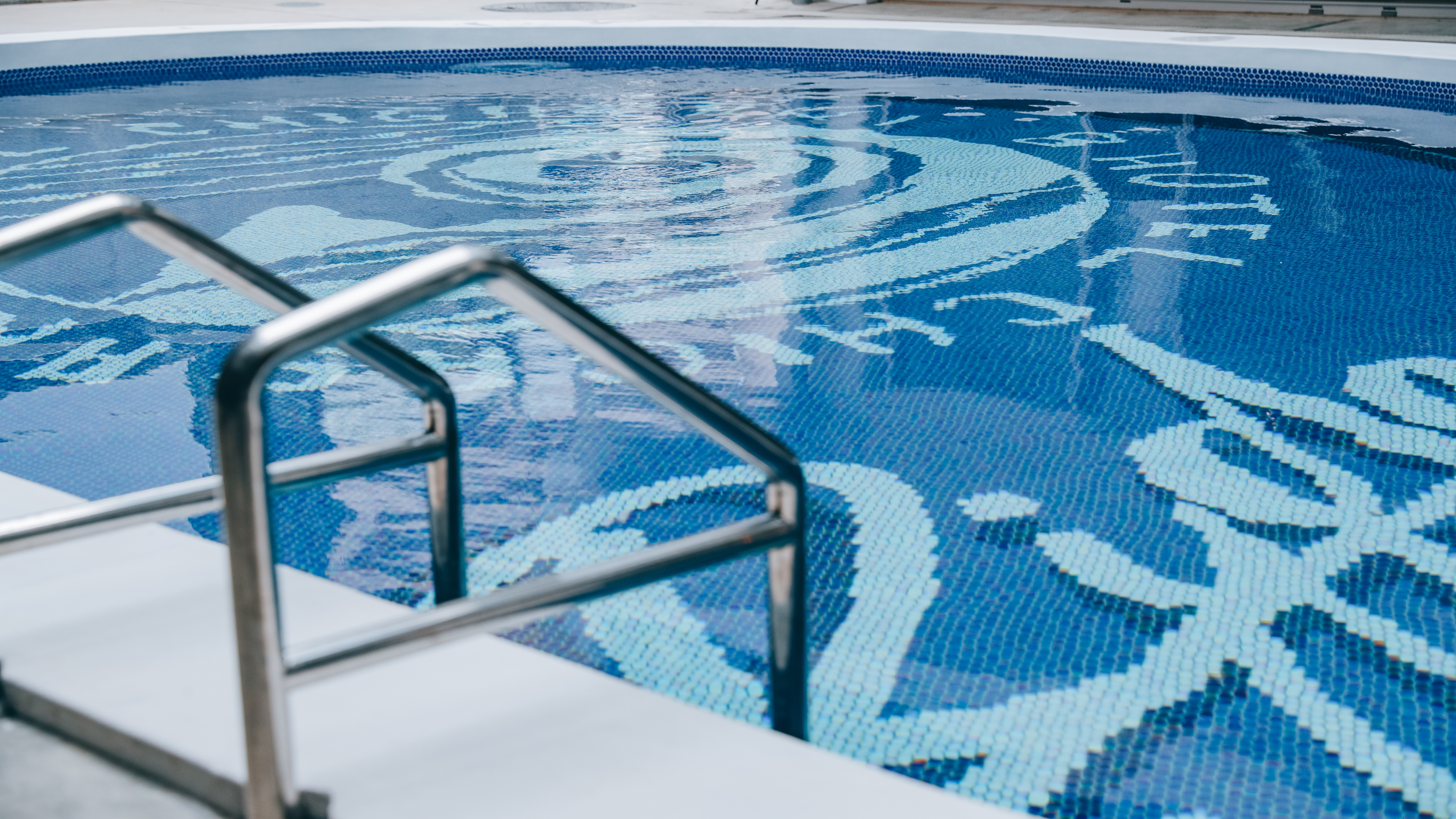 水風呂代わりのプールで浮かぶと、耳が水で覆われ無音の空間に