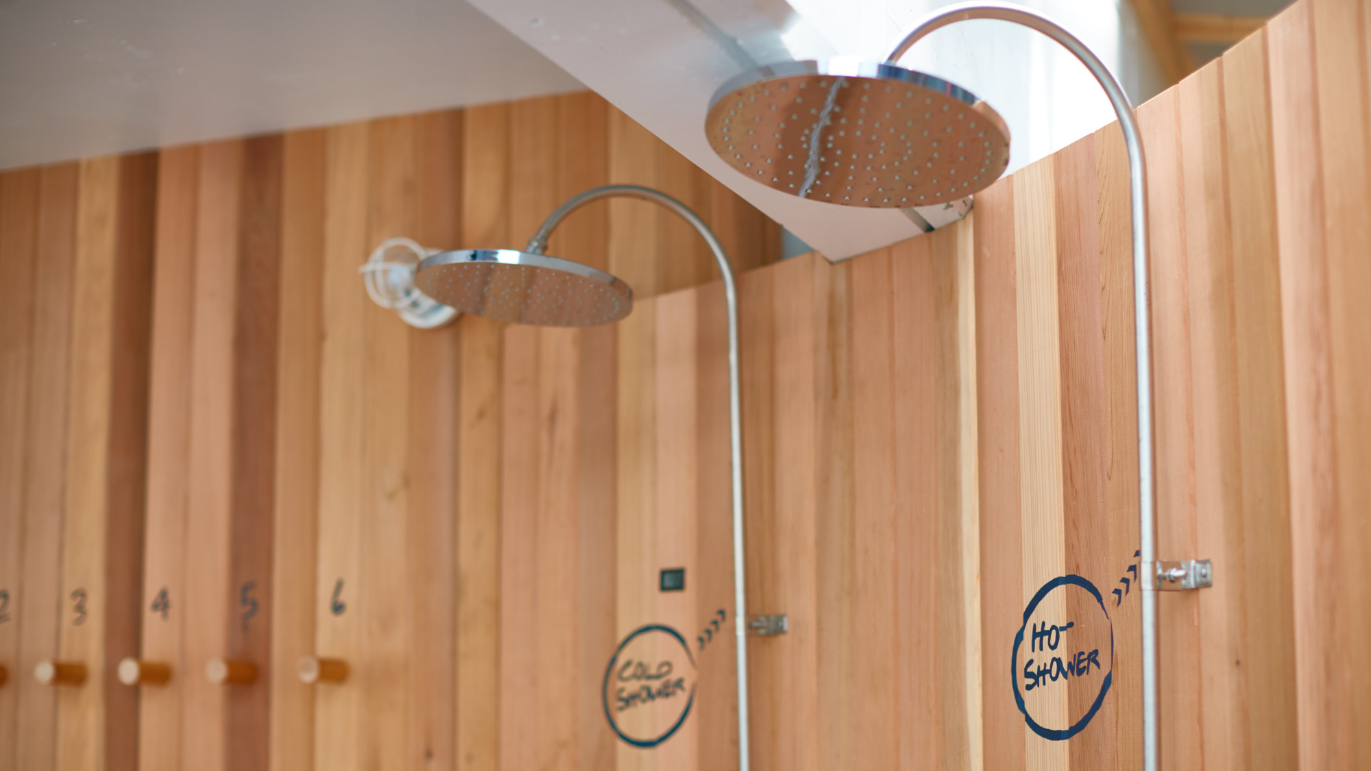 13℃の冷水シャワーも完備しており、シャワーの後のプールは格別の気持ちよさです