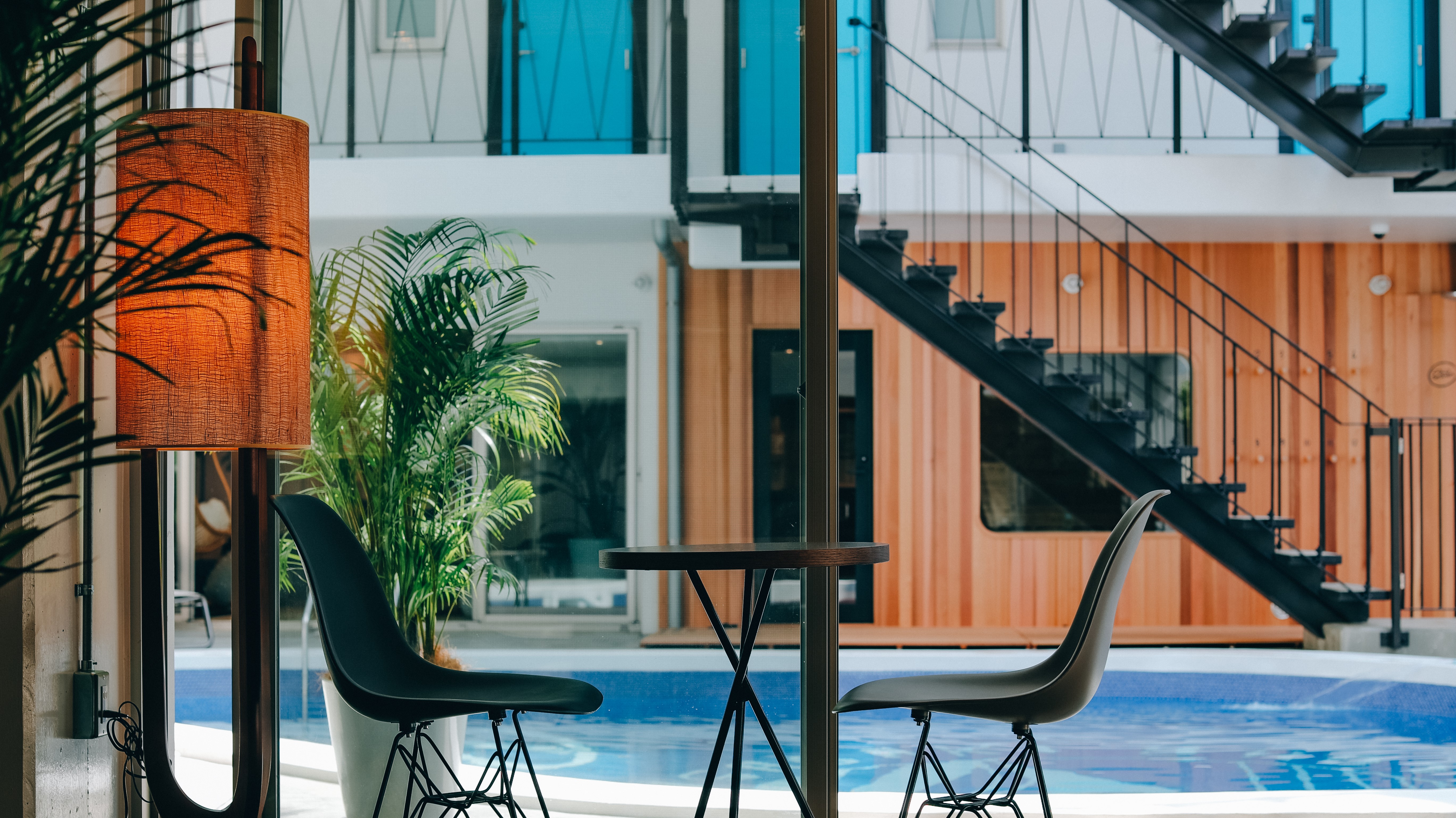 ロビー プールサイドを眺めながらお過ごしいただけます