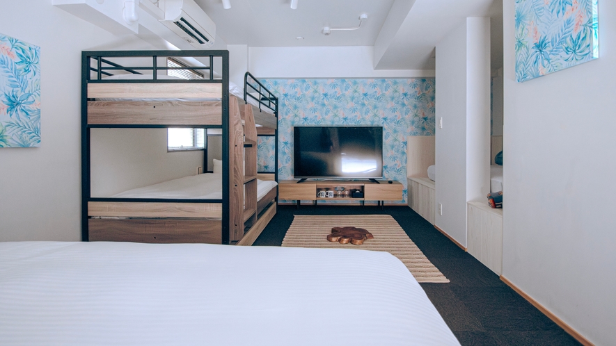 サーフサイドルーム(26m²/セミダブル×1台・デイベッド×1台・2段ベッド×1台/定員2人〜6人)