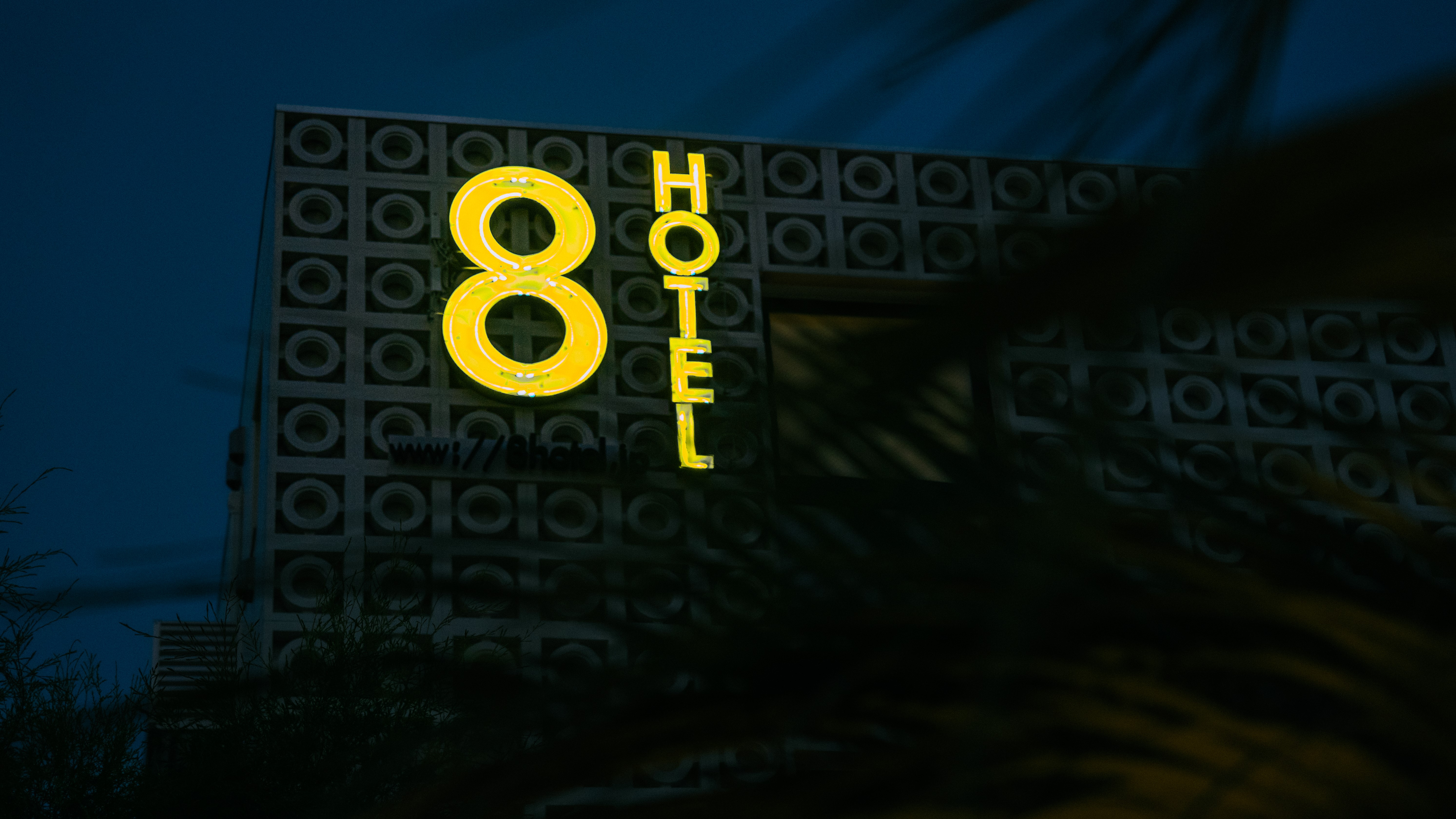 8HOTEL CHIGASAKIネオンサイン（夜）
