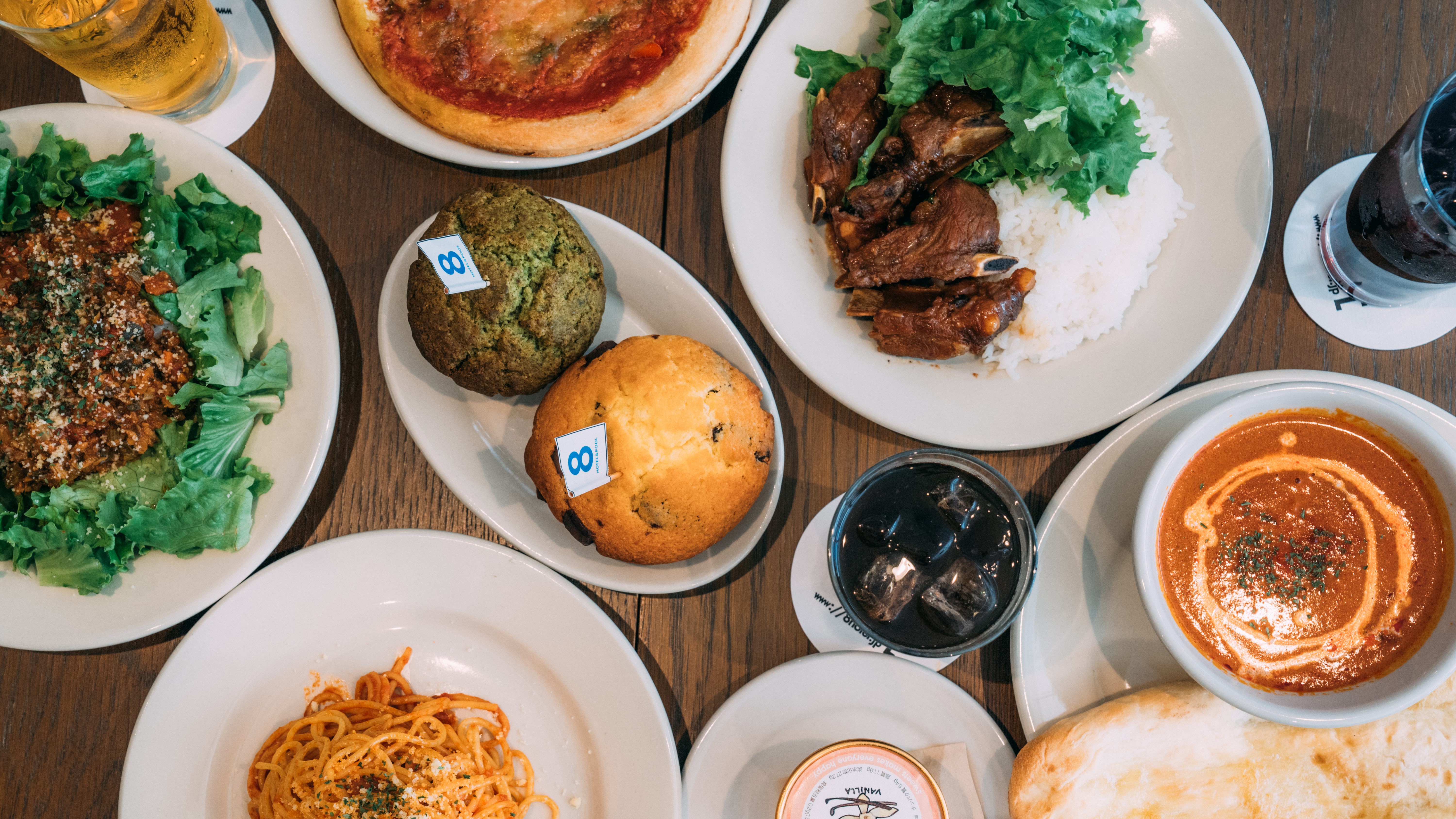 ラウンジでは軽食をお召し上がりいただけます