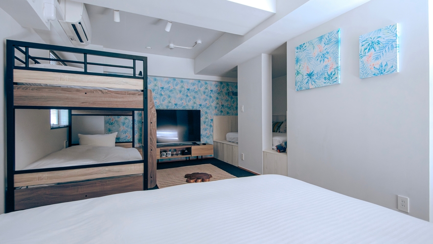 サーフサイドルーム(26m²/セミダブル×1台・デイベッド×1台・2段ベッド×1台/定員2人〜6人)