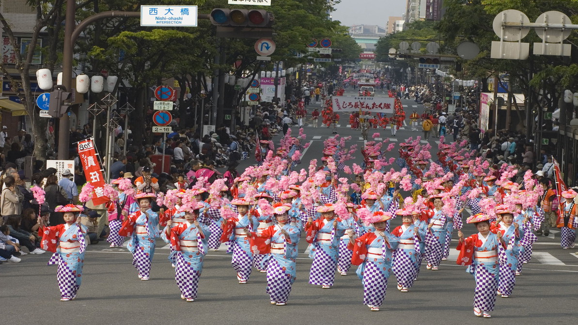 どんたく 毎年5月3日、4日に開催。全国一の観覧者が集まる国内屈指のお祭りです。