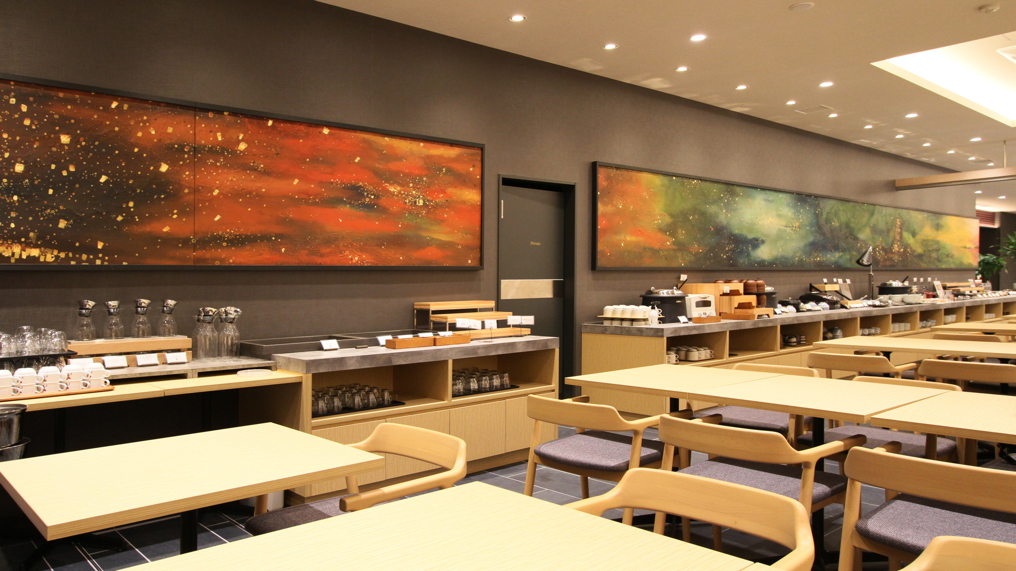 レストラン　吉田エリさん、有作さん親子による、博多の四季を描いた作品「博多の光」を展示