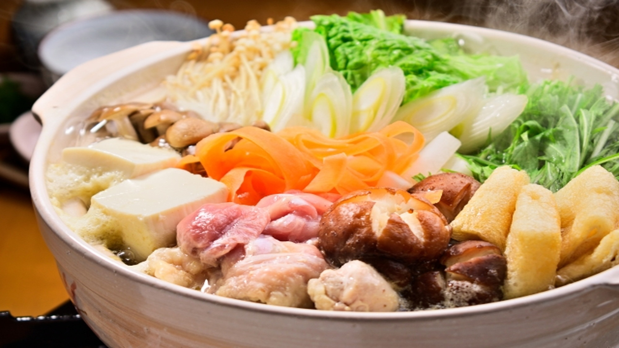 【水炊き】　福岡を代表する鍋料理。当館より徒歩2分ほどの場所に名店「濵田屋」がございます。