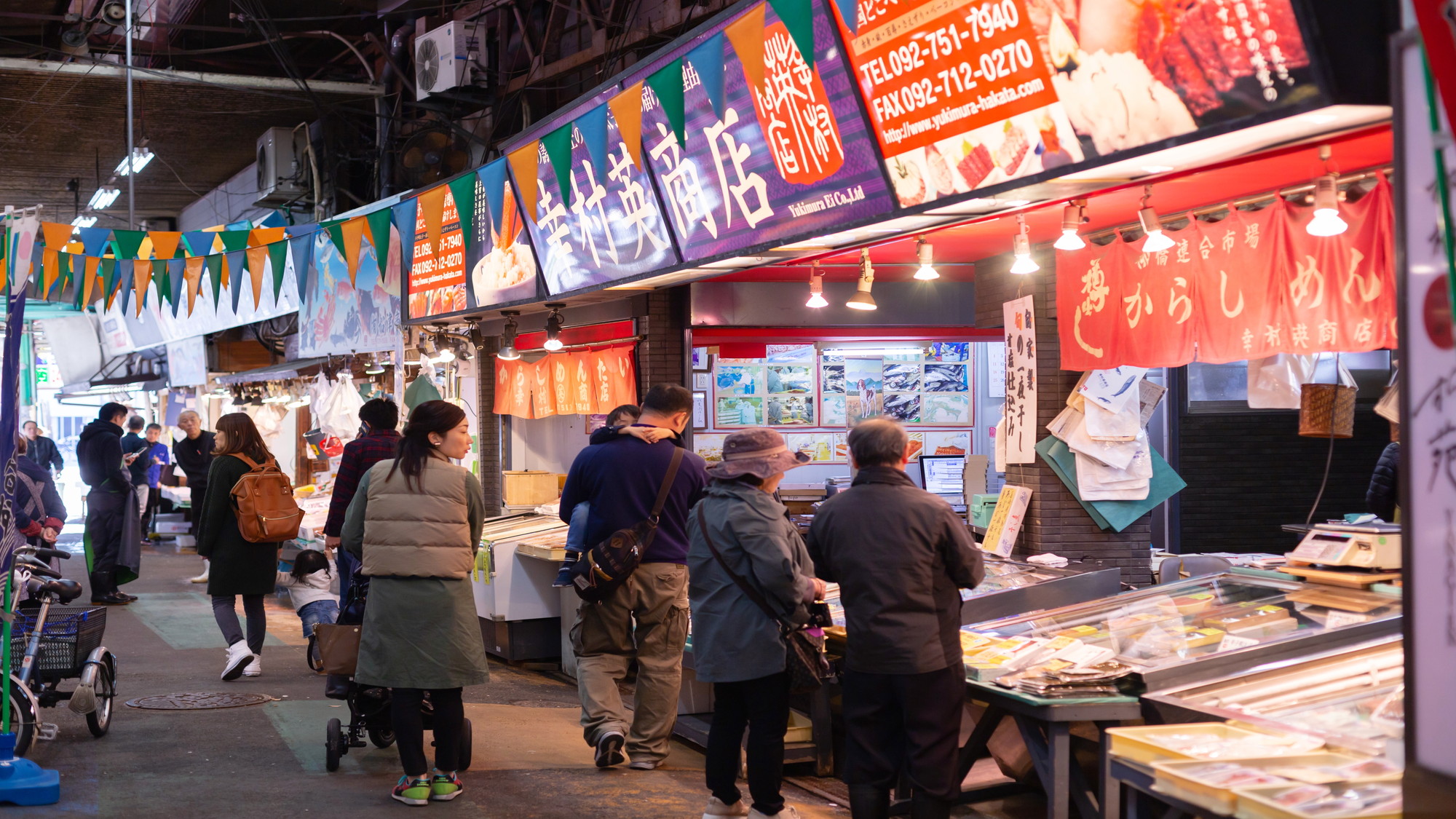 【柳橋連合市場】100年超えの歴史を持つ博多の台所。地下鉄「渡辺通」、徒歩5分※写真提供：福岡県観光