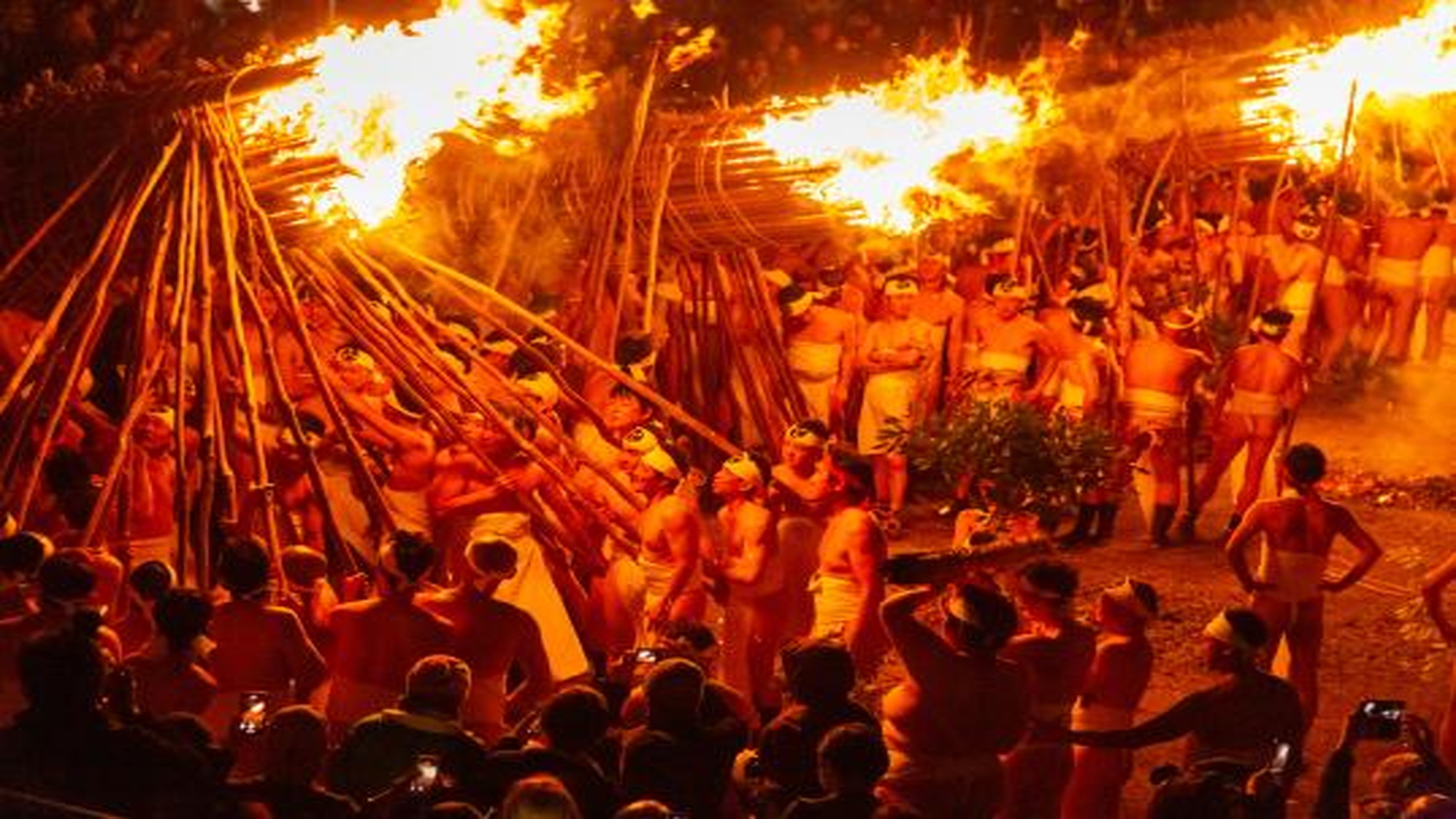 【大善寺玉垂宮の鬼夜】1600年余りの伝統がある日本三大火祭りの一つ。※写真提供：福岡県観光連盟