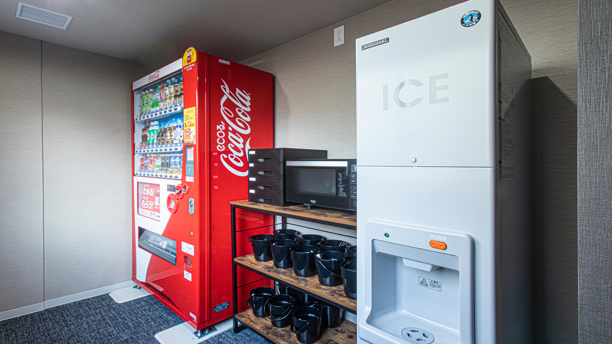 自動販売機　2階に自動販売機、電子レンジ、製氷機、割りばしなどをご用意しています。