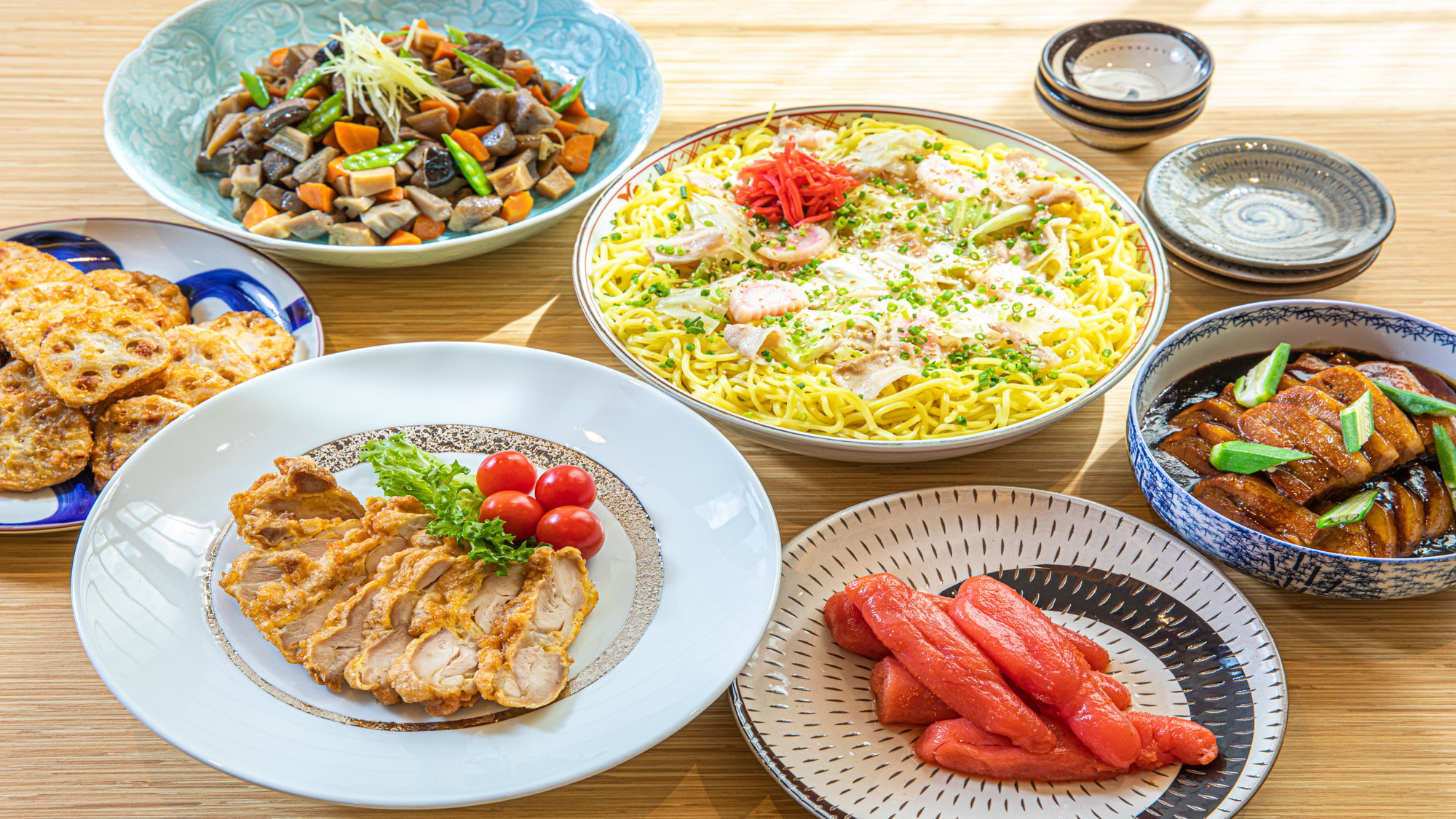 朝食　博多の郷土料理、九州各県の名物料理など、約70種をご用意しております。
