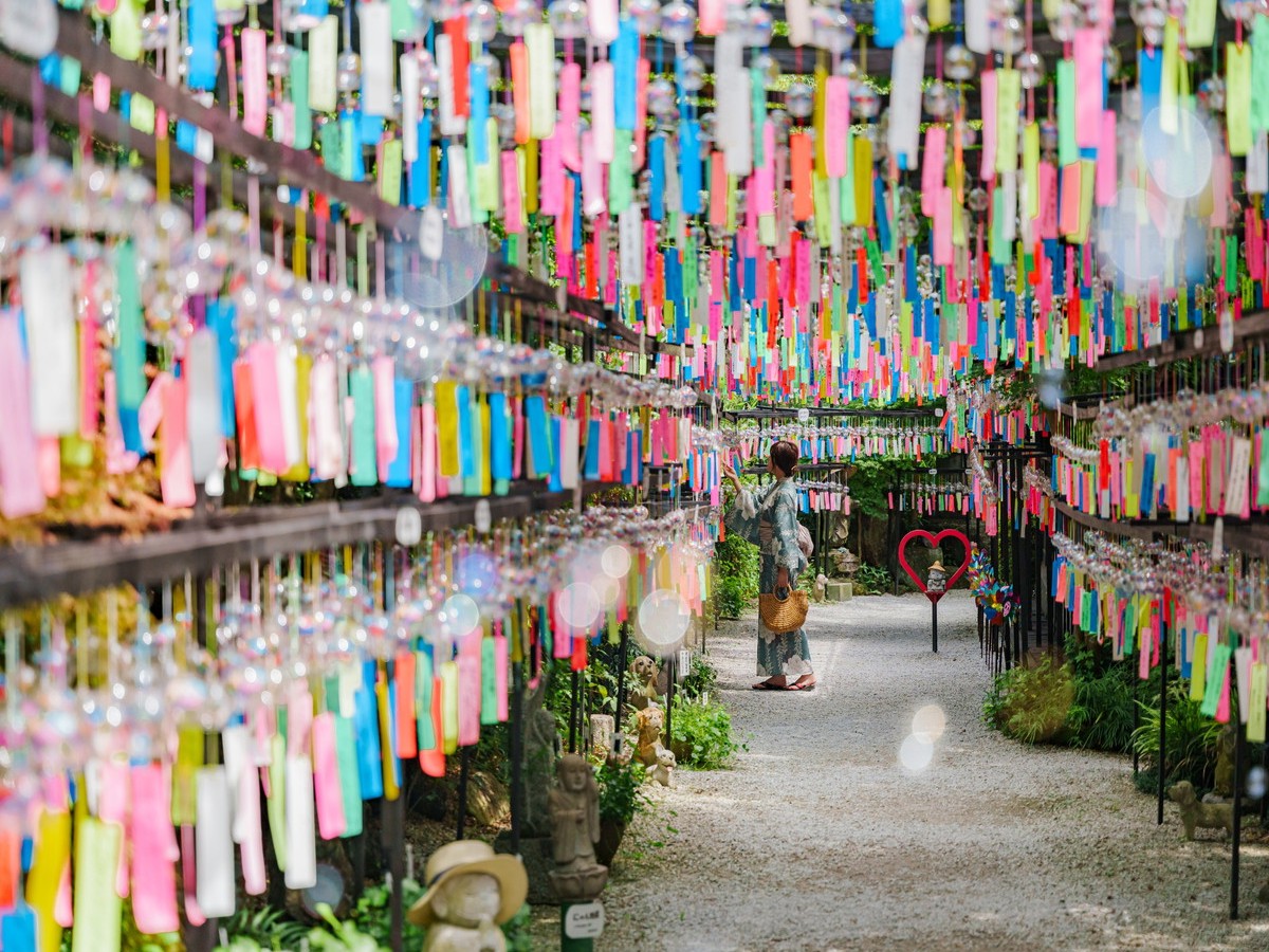 【風鈴祭り(三井寺）】ユニークなお地蔵様と1万個の風鈴トンネルが人気。写真提供：福岡県観光連盟