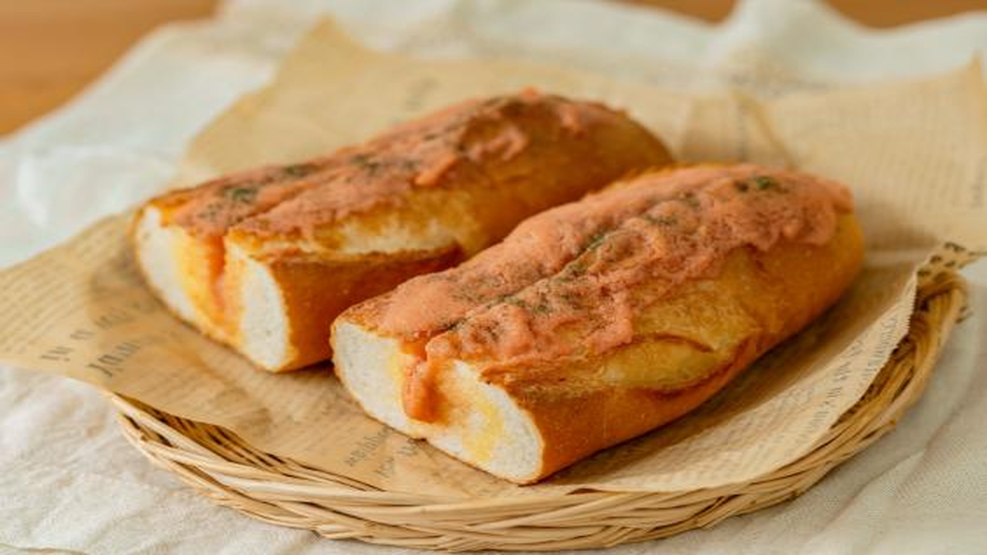 【明太フランス】福岡にあるパン屋さんの定番商品。中でもパンストックが人気！※写真提供：福岡県観光連盟