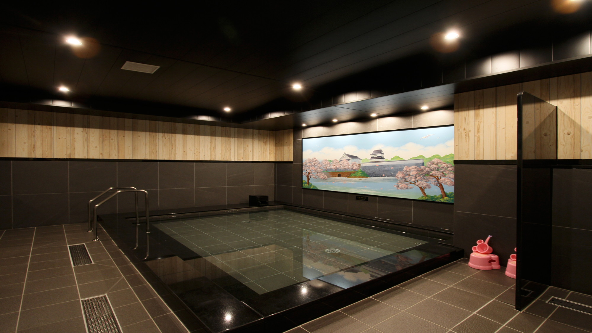 大浴場　大浴場には国内に僅か3名しかいないと言われる、銭湯画家による銭湯絵を展示しております。