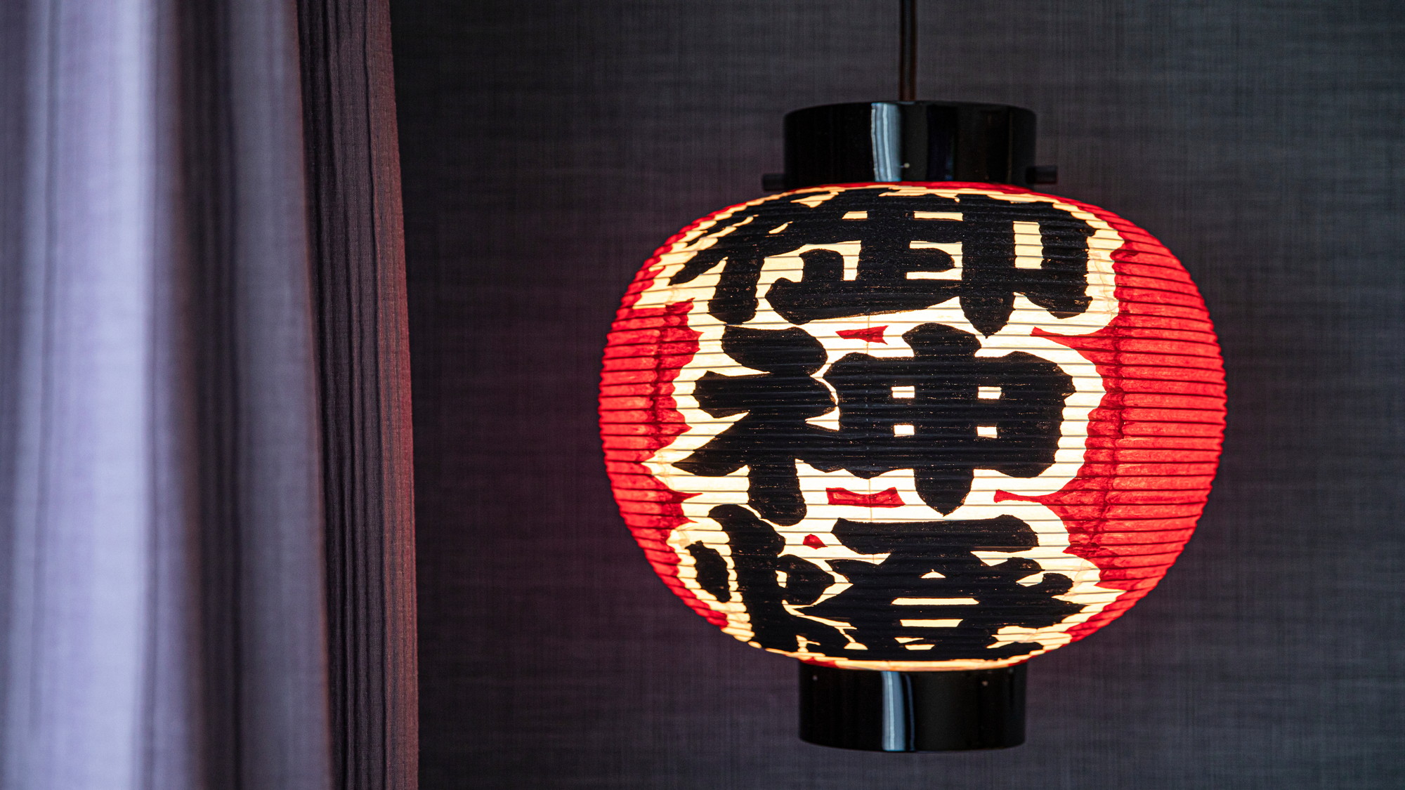 ダブルA　博多の伝統工芸「博多提灯」をナイトランプとして使用しております。