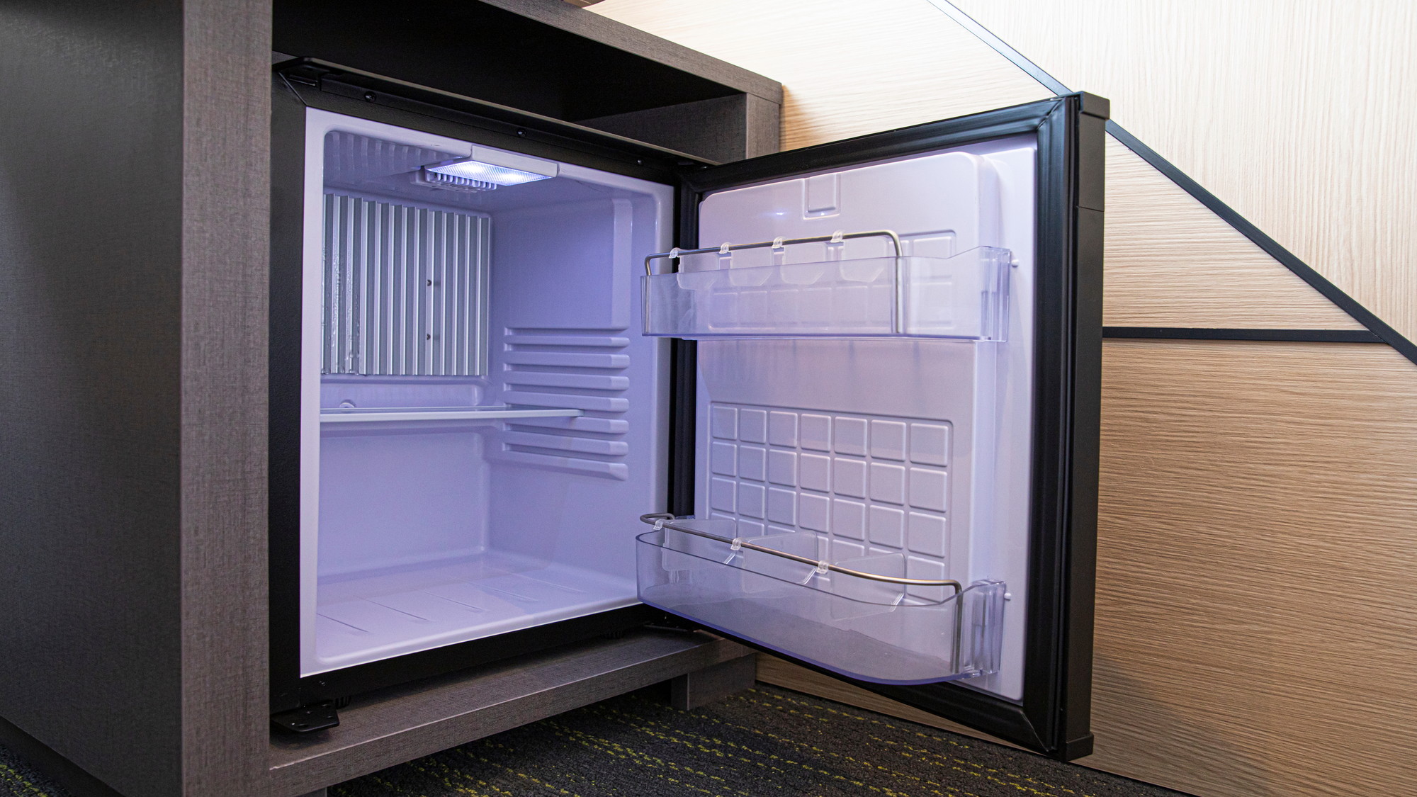 冷蔵庫　室内には空の冷蔵庫がございます。