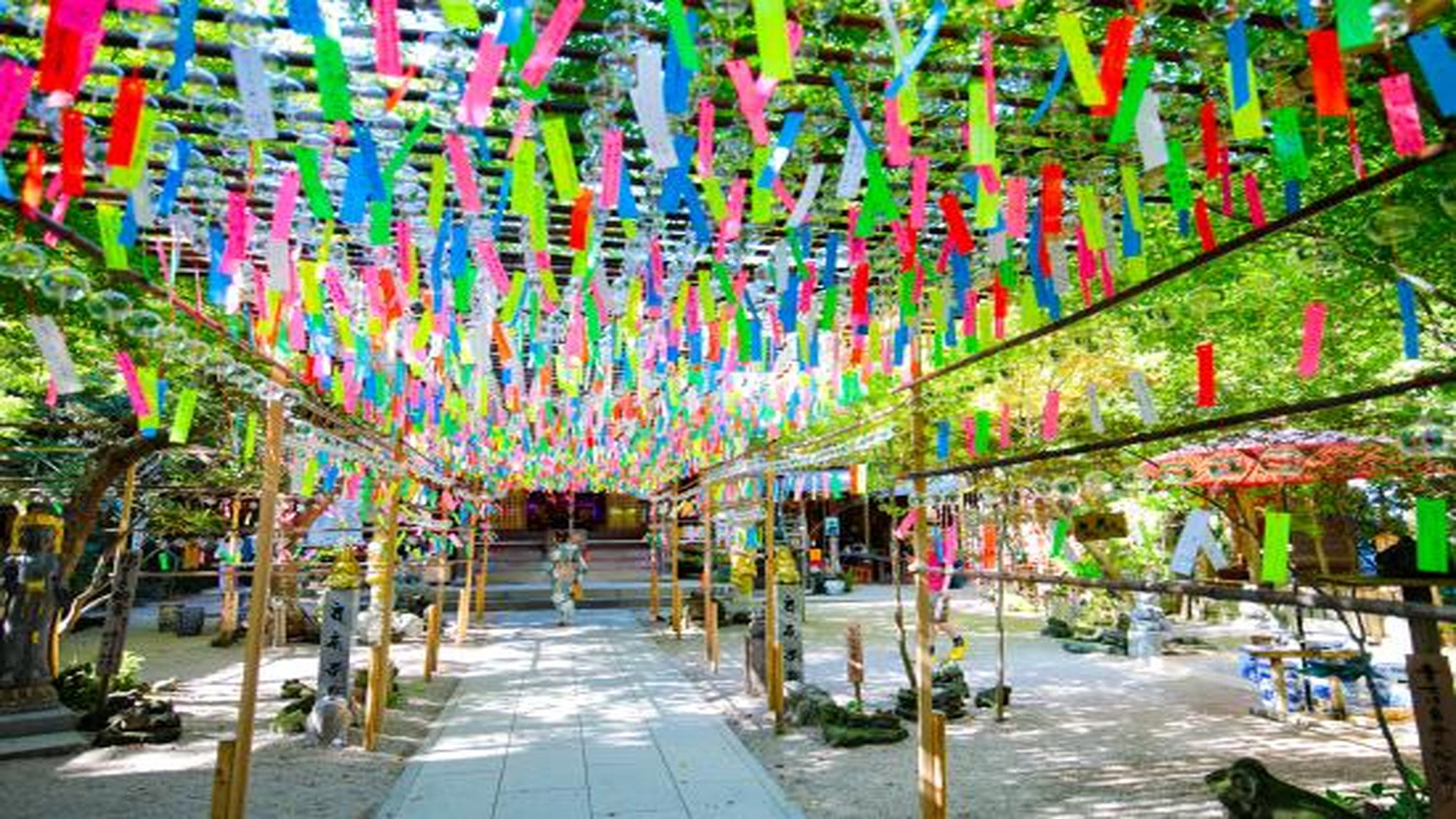 【風鈴祭り（如意輪寺）】 夏の風物詩、如意輪寺の風鈴まつり。※写真提供：福岡県観光連盟