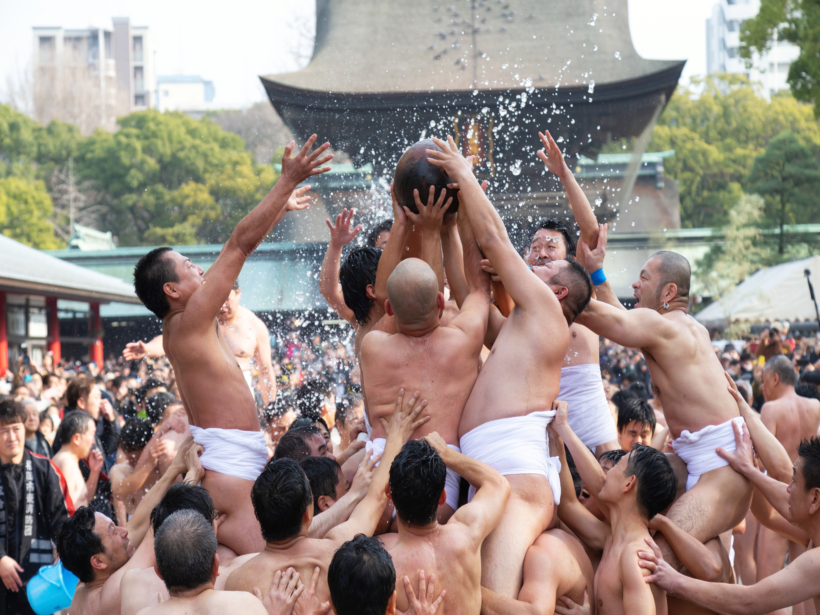 【玉せせり】日本3大奇祭の一つ。新年3日に筥崎宮で開催※写真提供：福岡県観光連盟