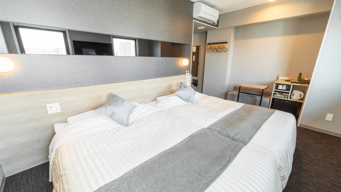 ベッド2台に広々スペースがございます