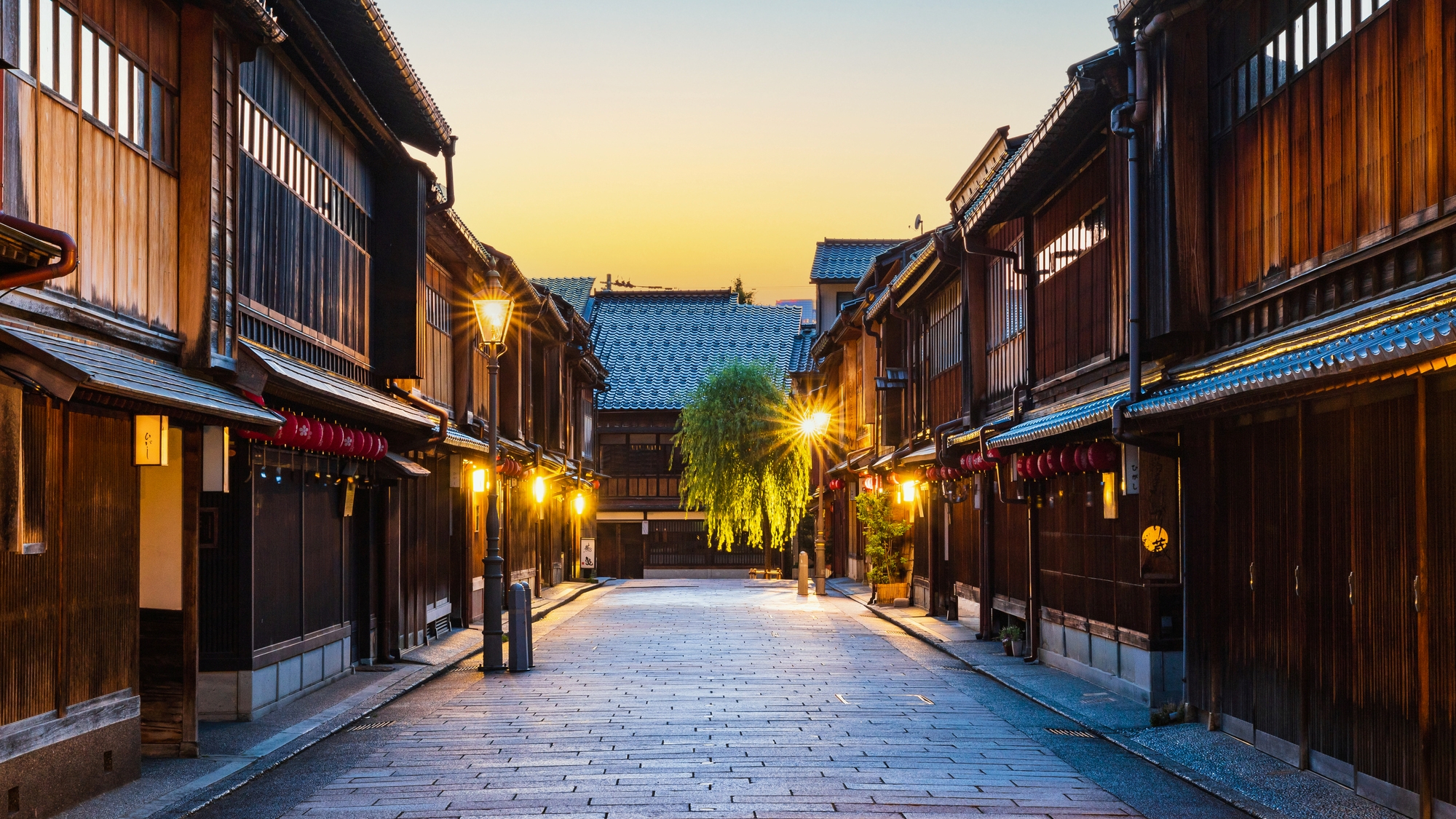 【当館から車で約8分】紅殻格子（べんがらごうし）の美しい街並みを散策できる「ひがし茶屋街」