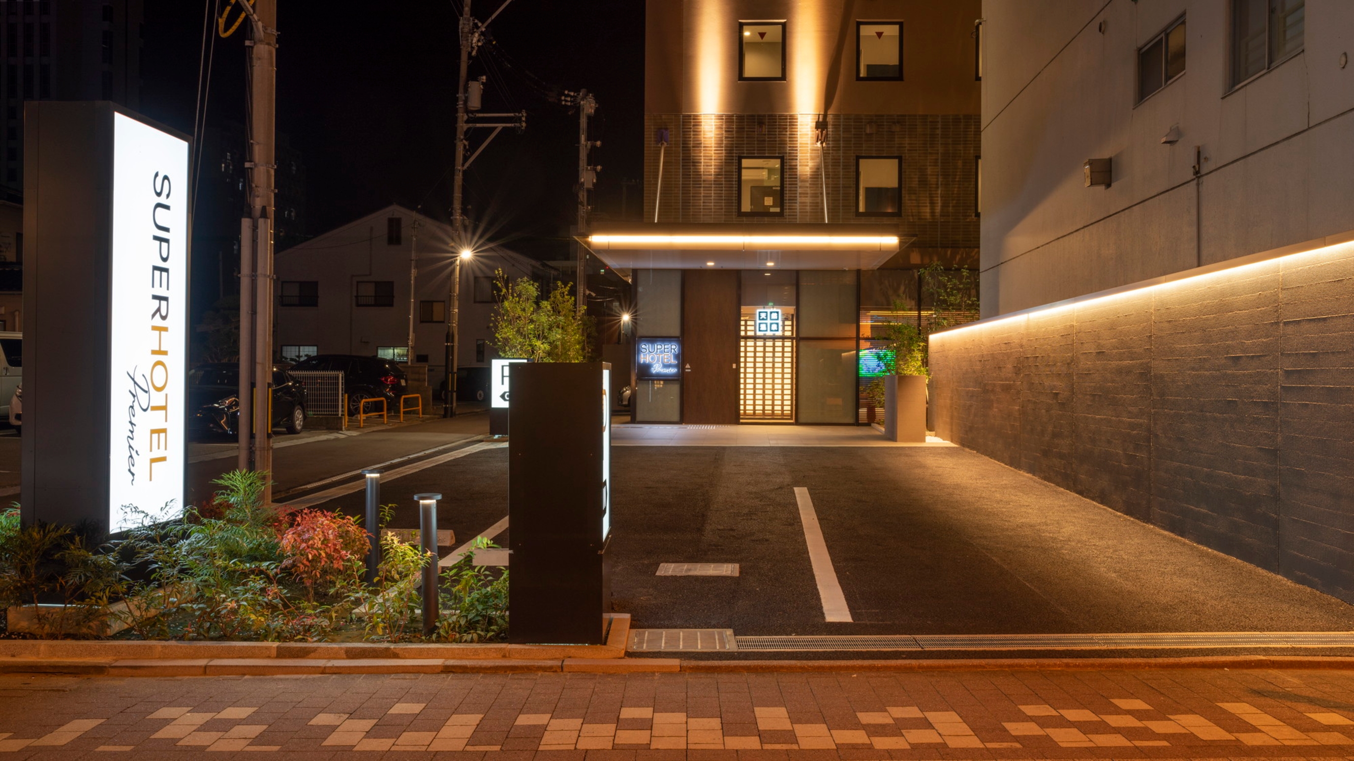 駐車場は公式HP予約限定にて先着順完全予約制でございます