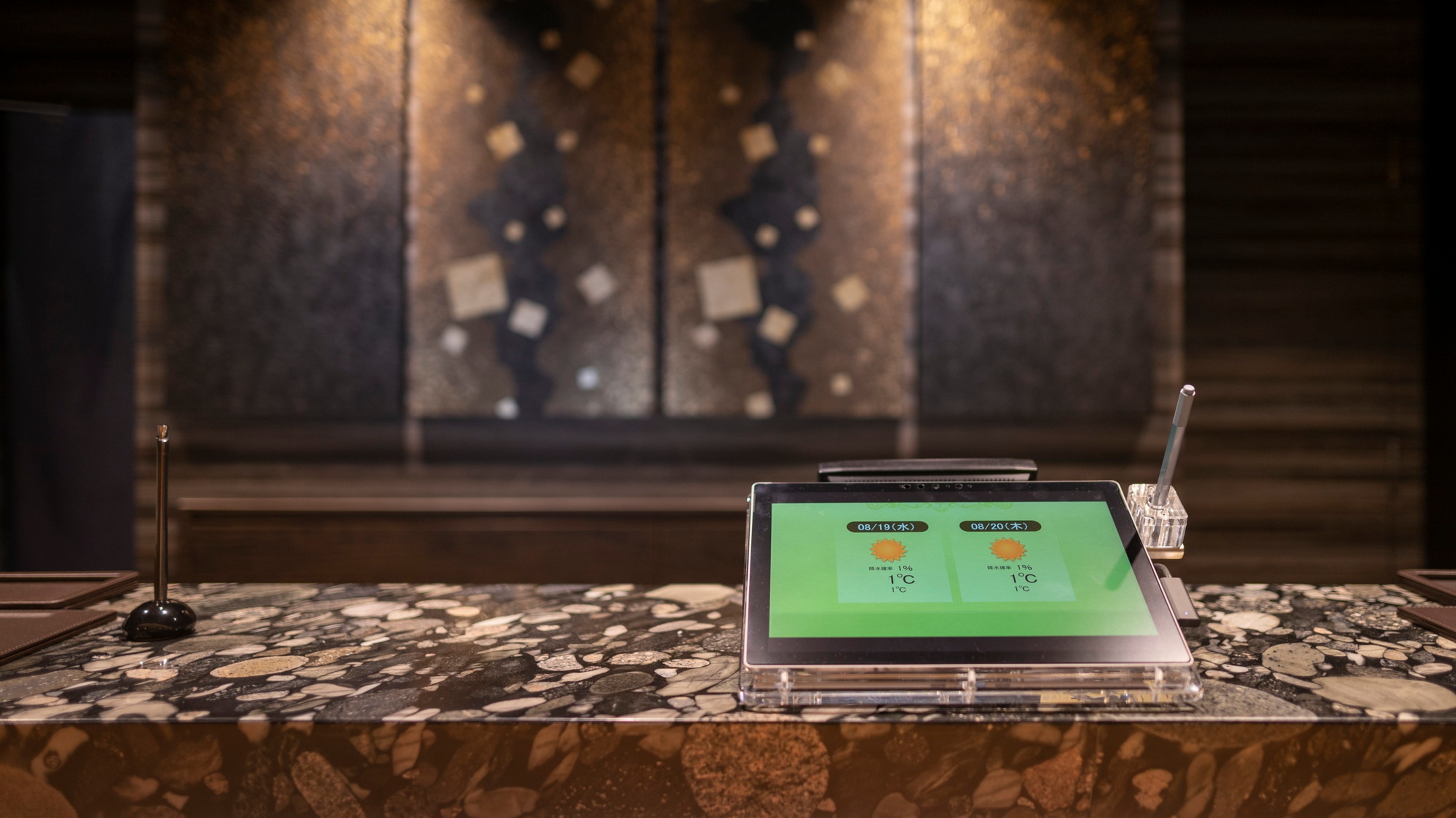 タブレットにサイン！ペーパーレスでエコチェックイン