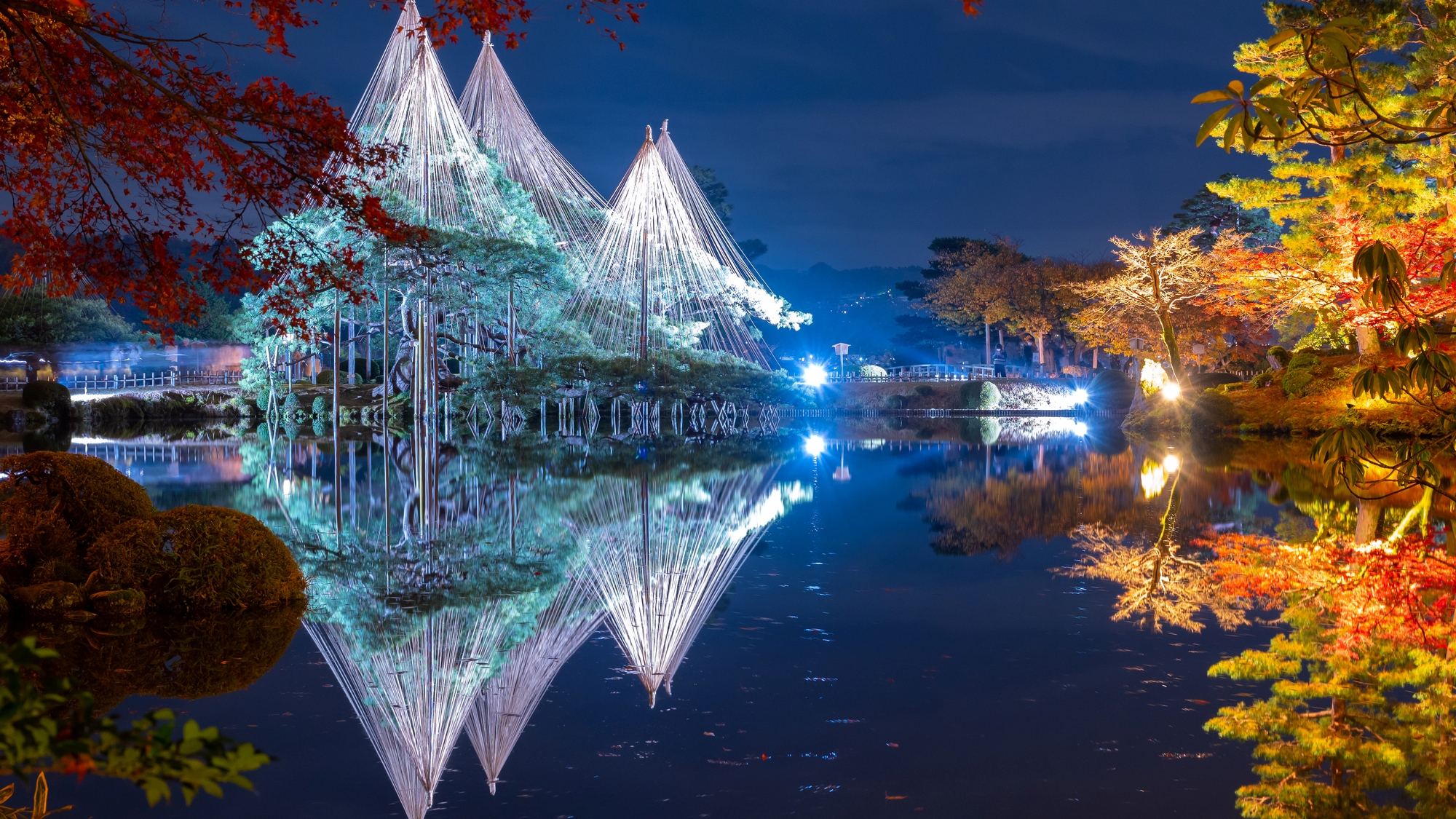 【当館から車で約10分】日本三名園の一つで、四季折々の美しい景色を楽しめる「兼六園」