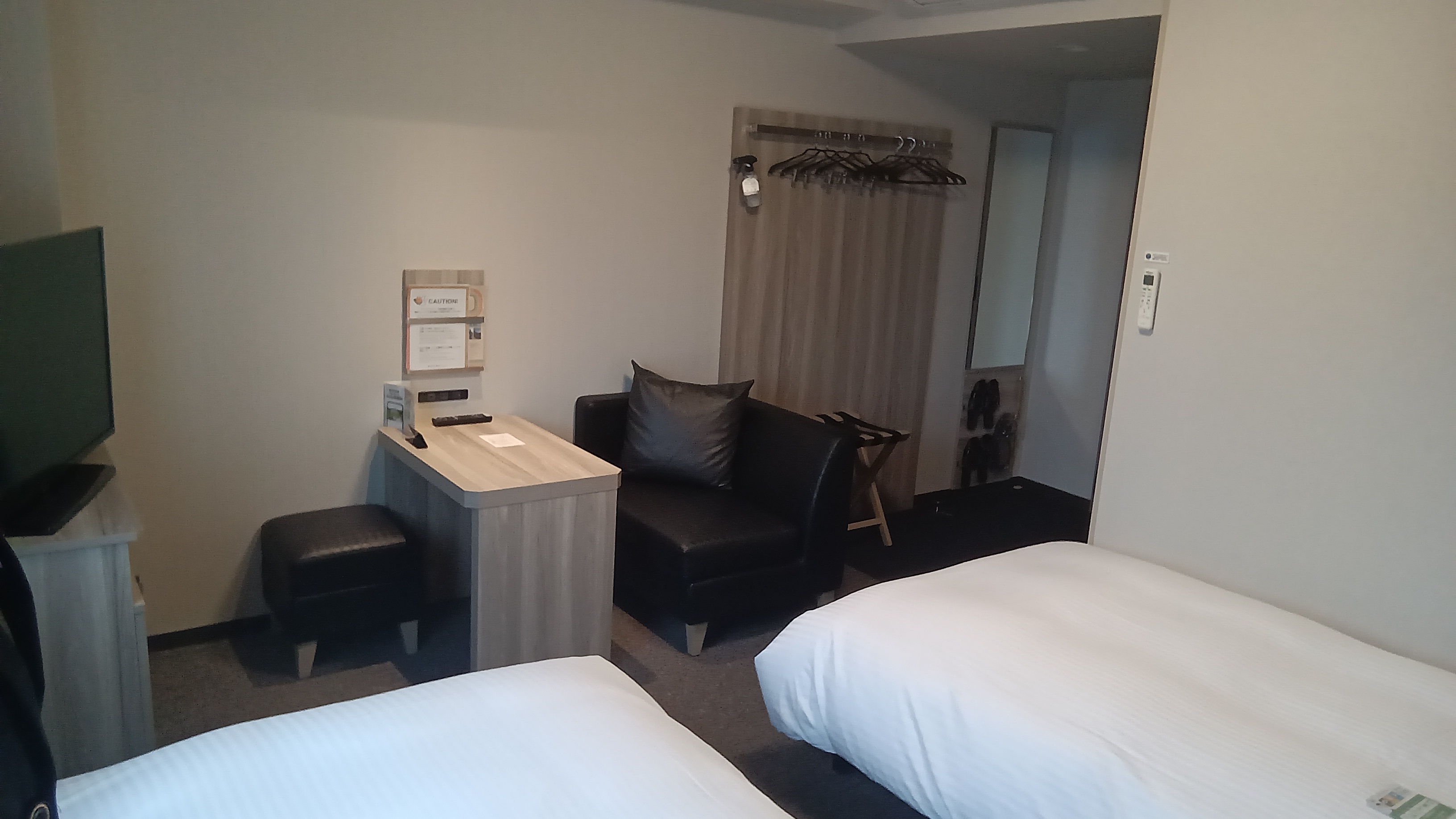 ツイン国道側②110cm幅ベッド&times;2台、開放感あふれるツインルーム