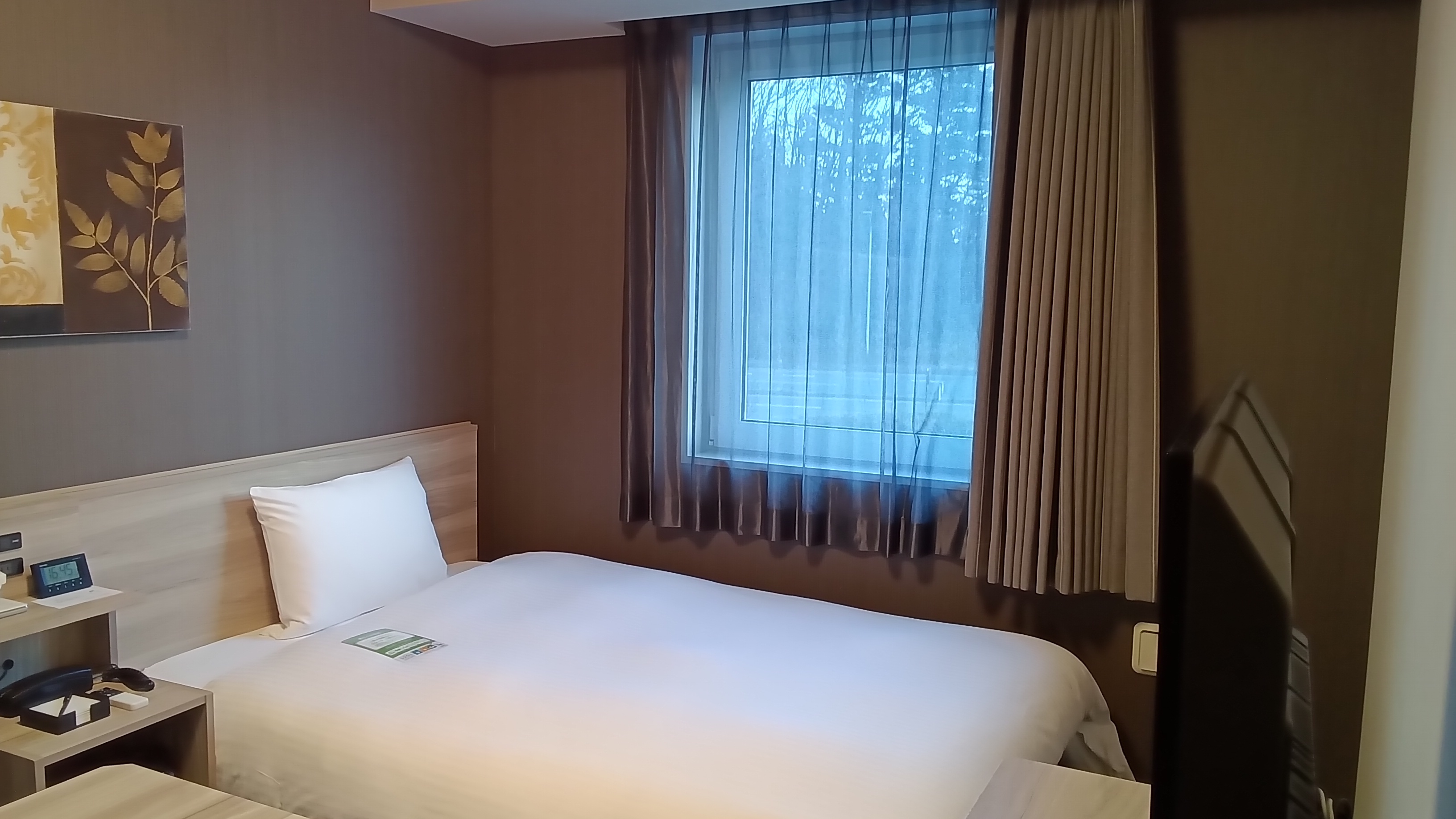 シングル　130cmのベット幅、ｼﾝｸﾞﾙですがｽｰﾂｹｰｽを広げることができます