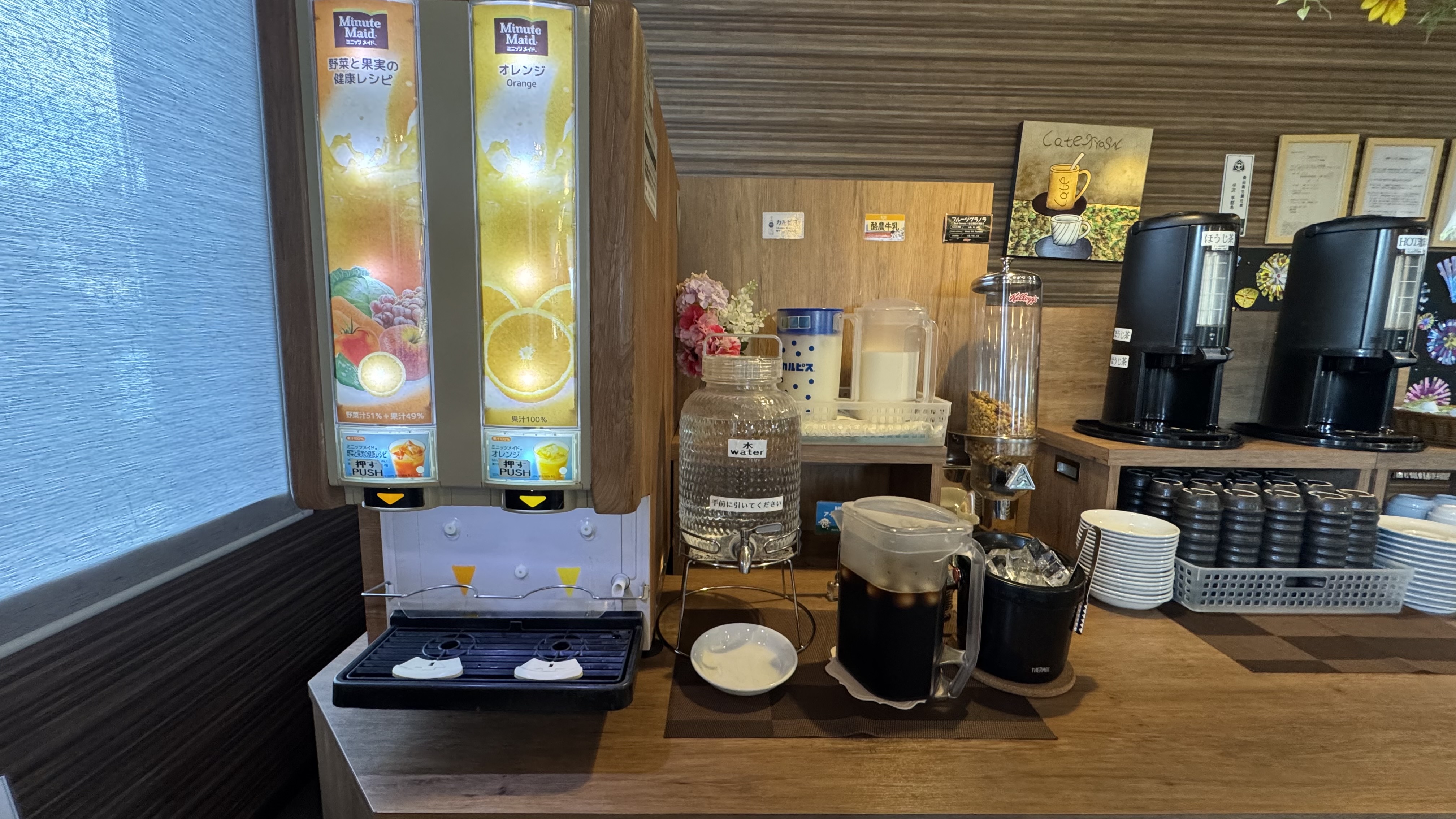 朝食レストラン⑩ジュースから珈琲まで豊富にラインナップ。朝の一杯はお好きにどうぞ！