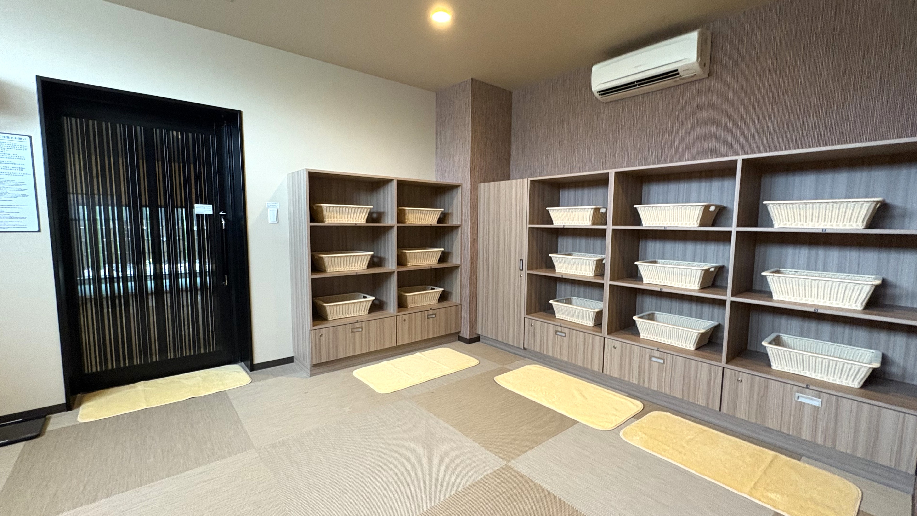 女性用大浴場　脱衣所※貴重品は入口出てすぐのロッカーをご利用ください