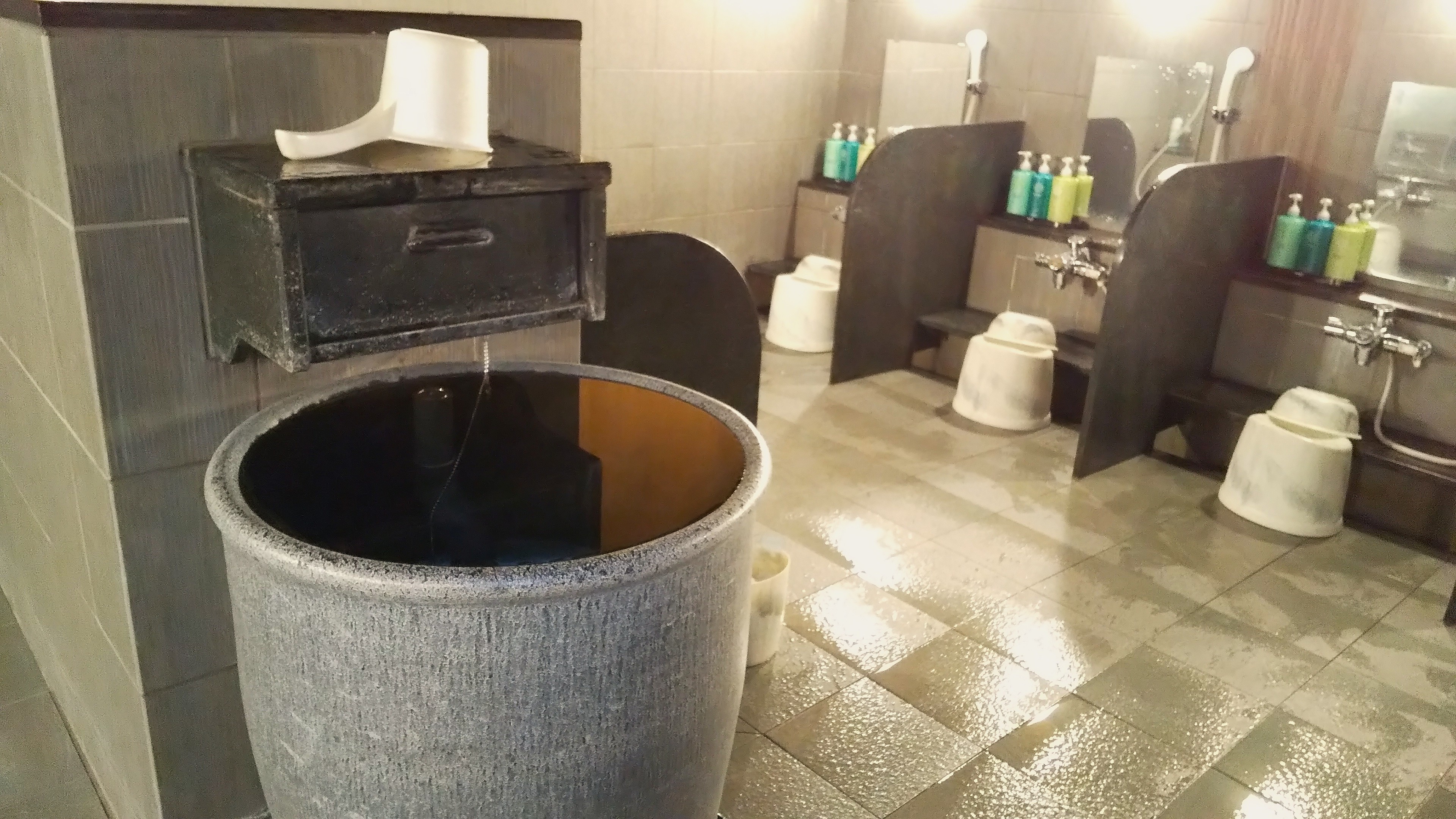 男性用大浴場　かけ湯用つぼ湯