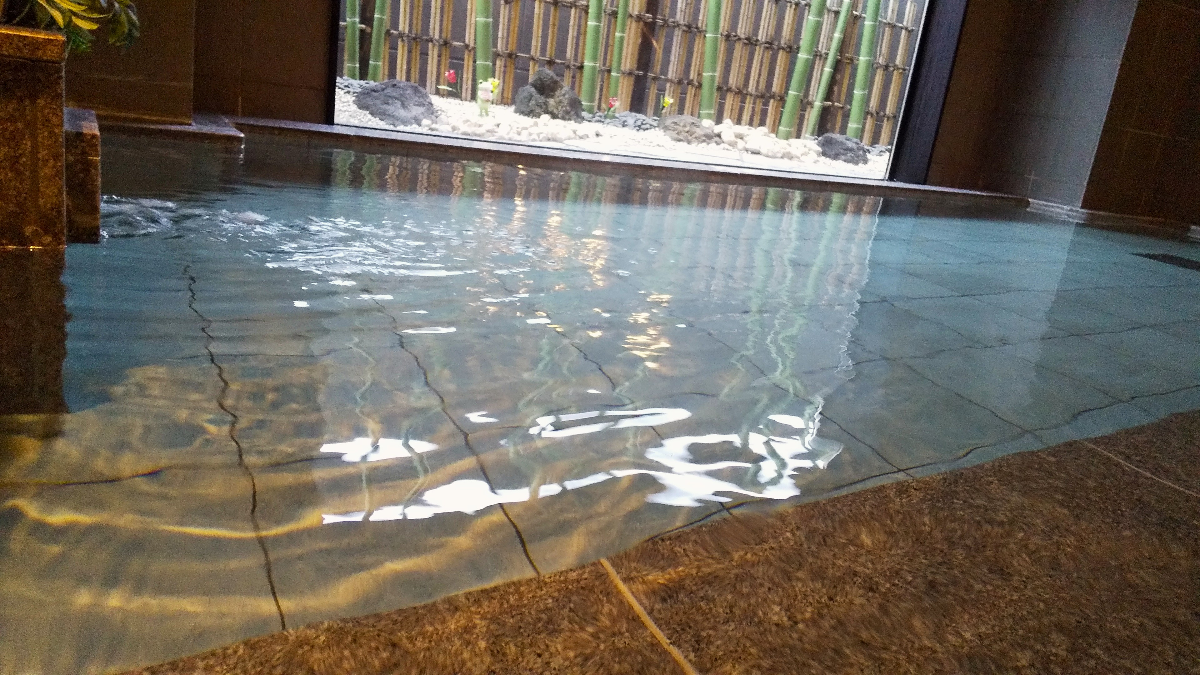 一回り広い空間で、心までほどける大浴場