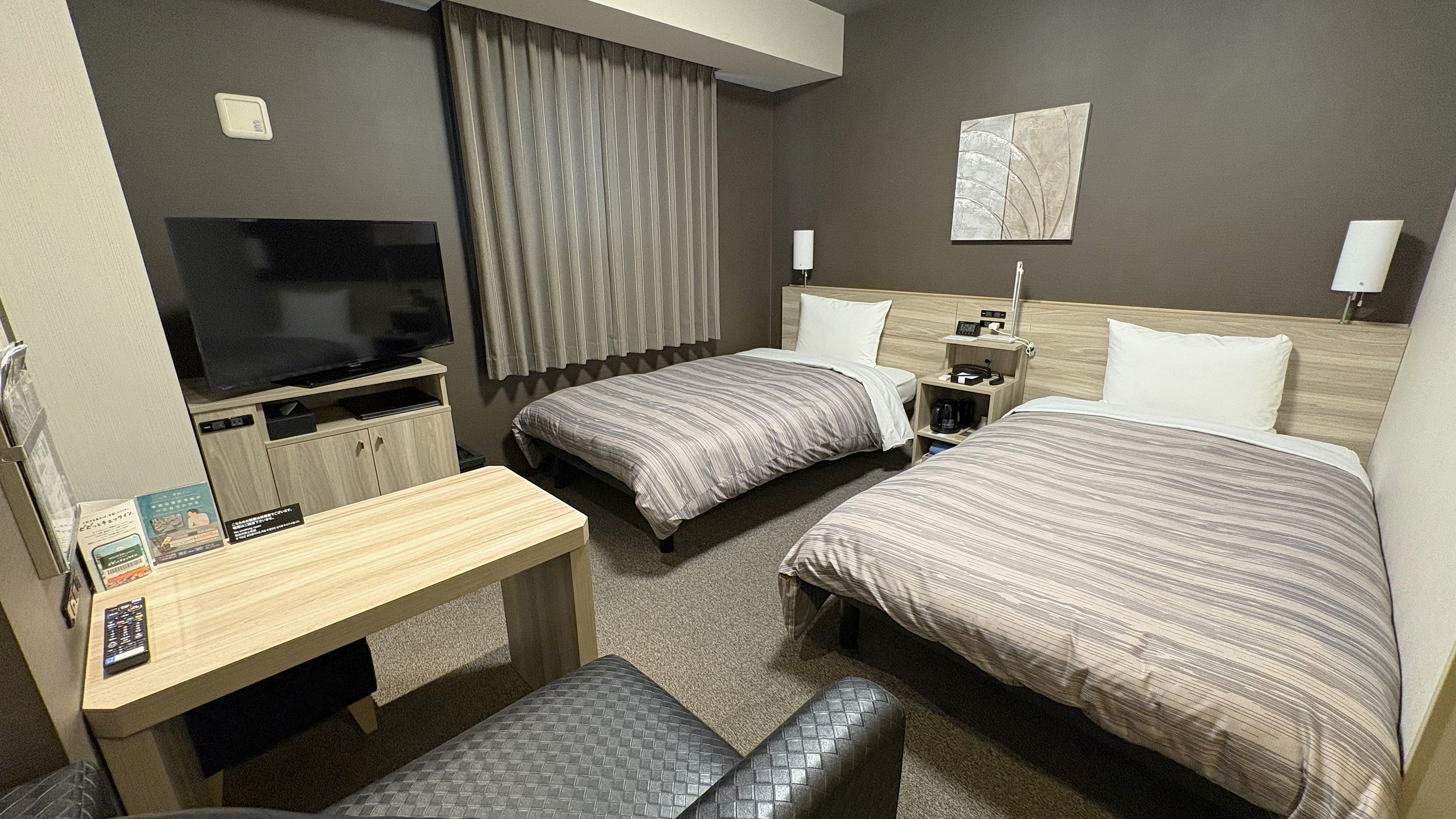 ツイン　国道側①行き交う車の景色も楽しみのひとつ。隠れた人気の国道側ルーム