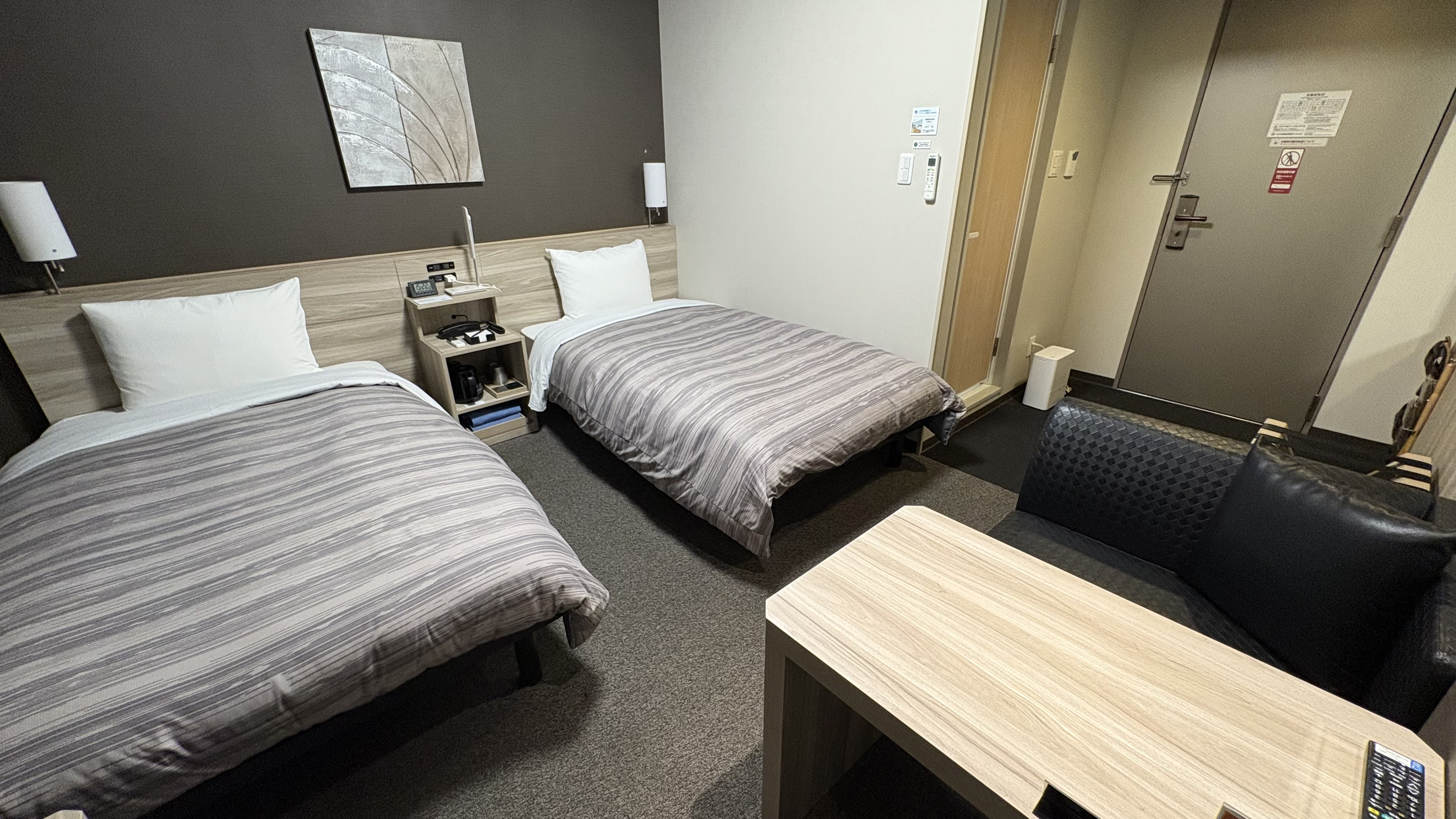 ツイン国道側②110cm幅ベッド×2台、開放感あふれるツインルーム