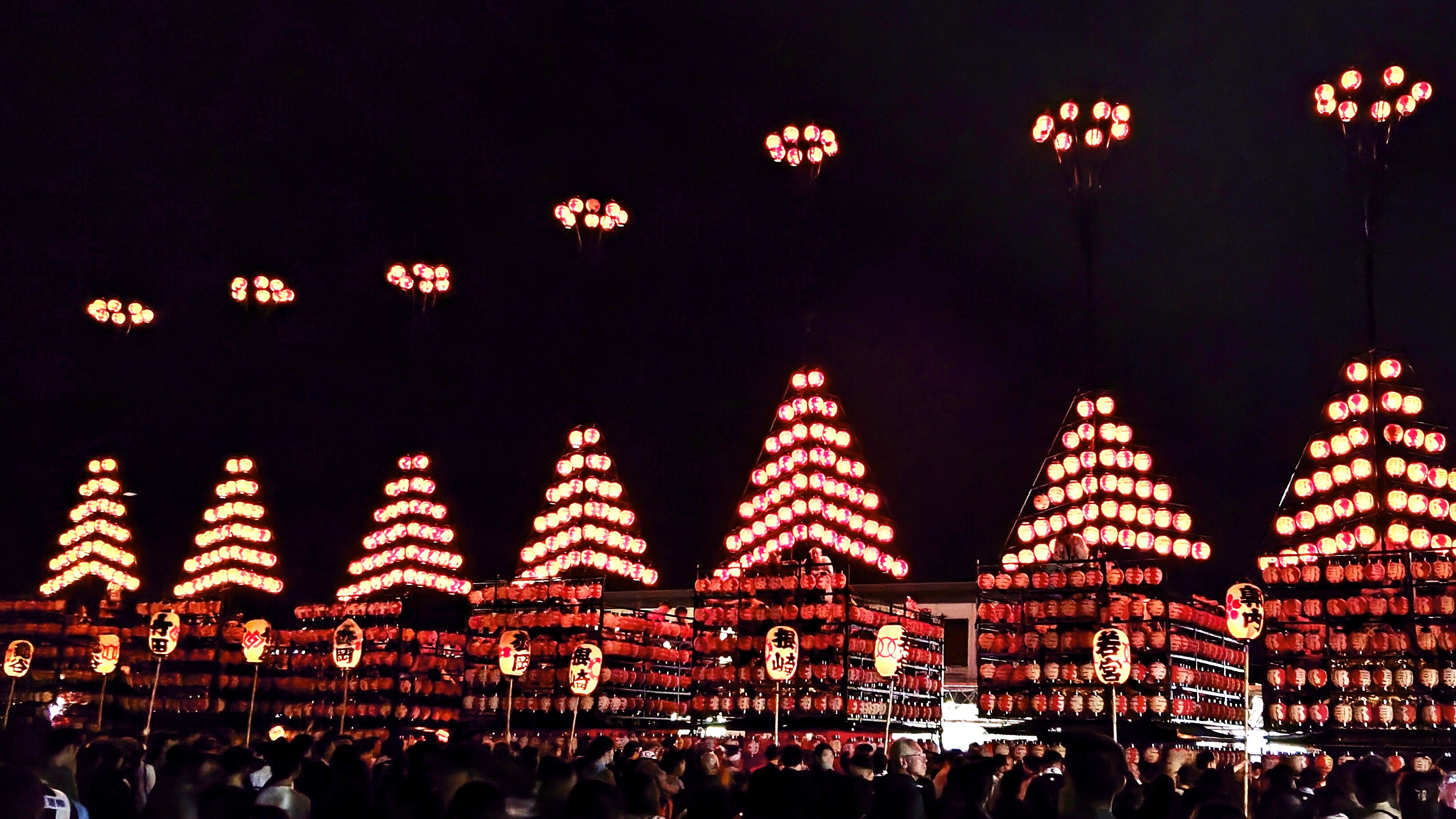 二本松提灯祭り：毎年10月第一土･日･月　秋の夜に響く太鼓と、揺れる提灯の光