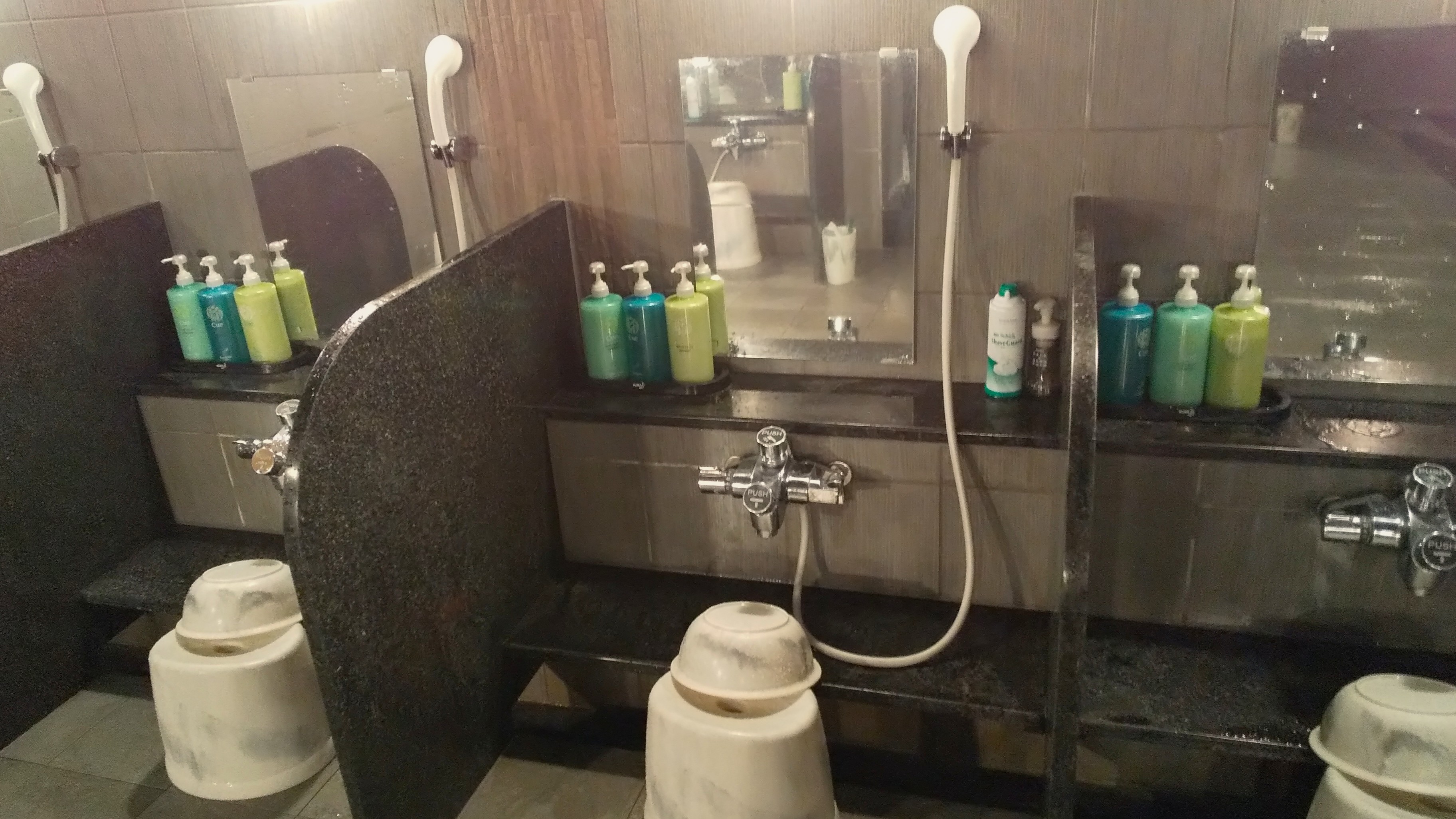 男性用大浴場には洗い場が9個所ございます