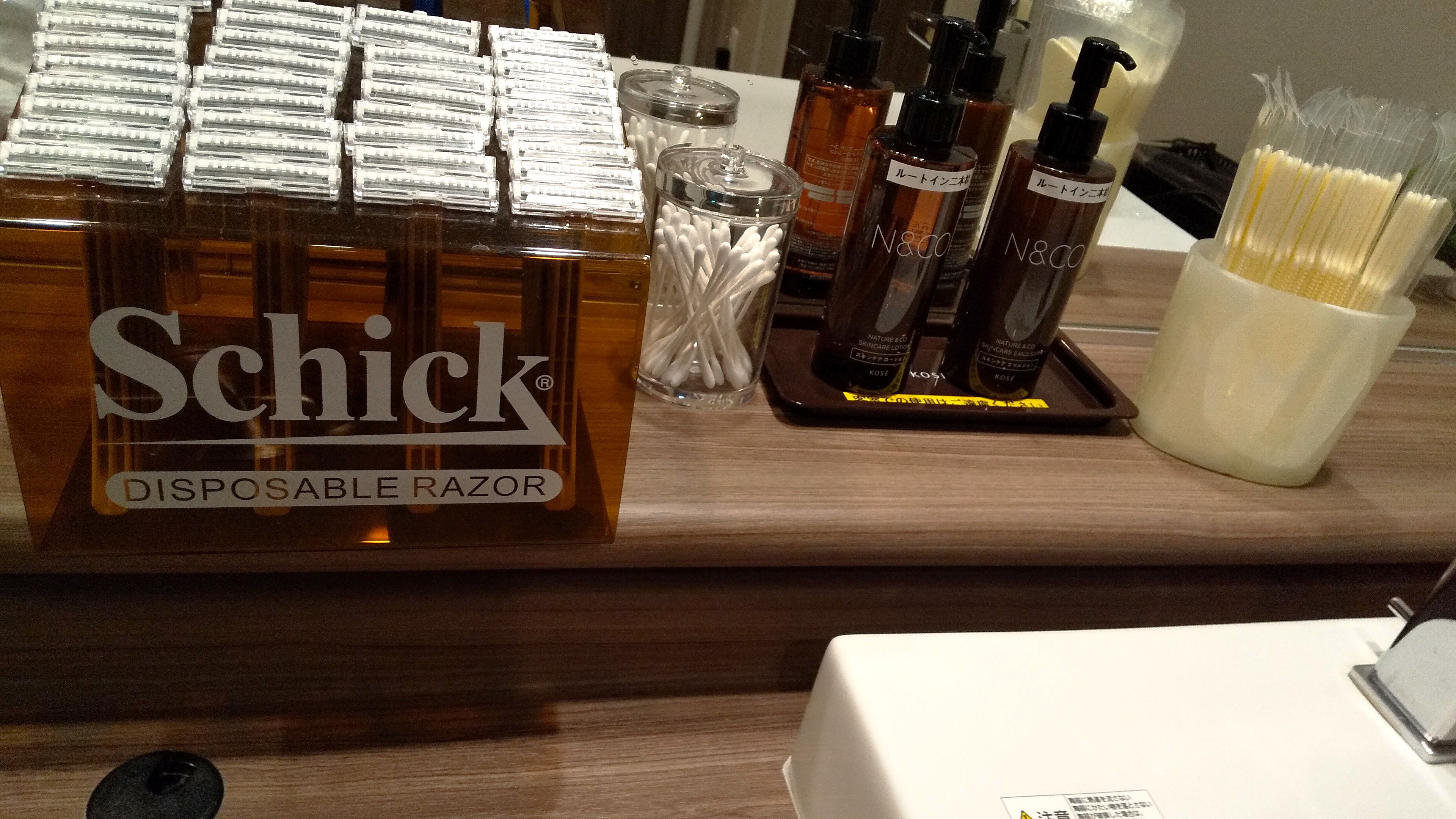 男性用大浴場アメニティ：化粧水、乳液、綿棒、コーム、カミソリ