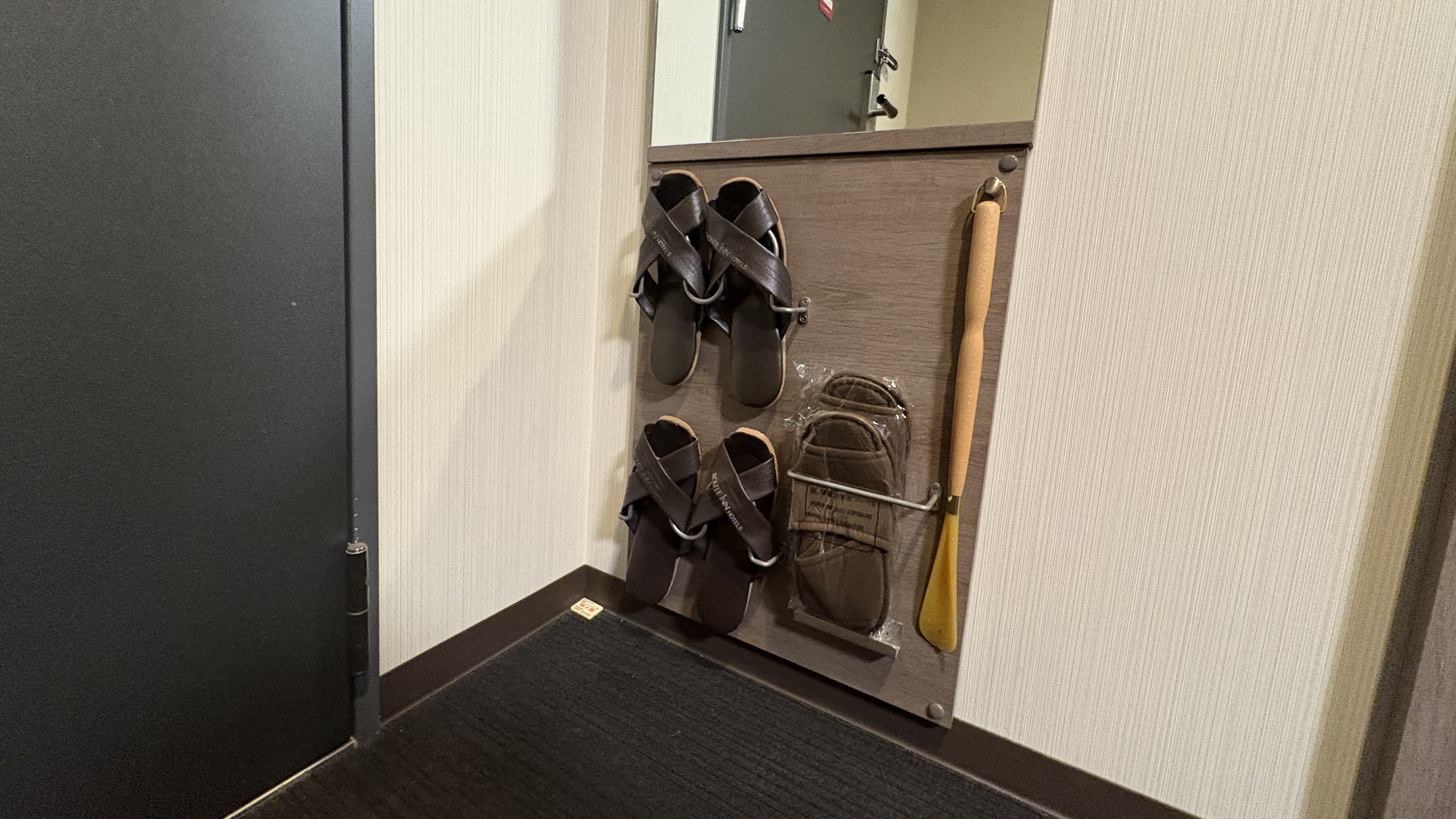 客室スリッパ：布の心地よさも、紙の気軽さも。足元から選べるルートインのやさしさ