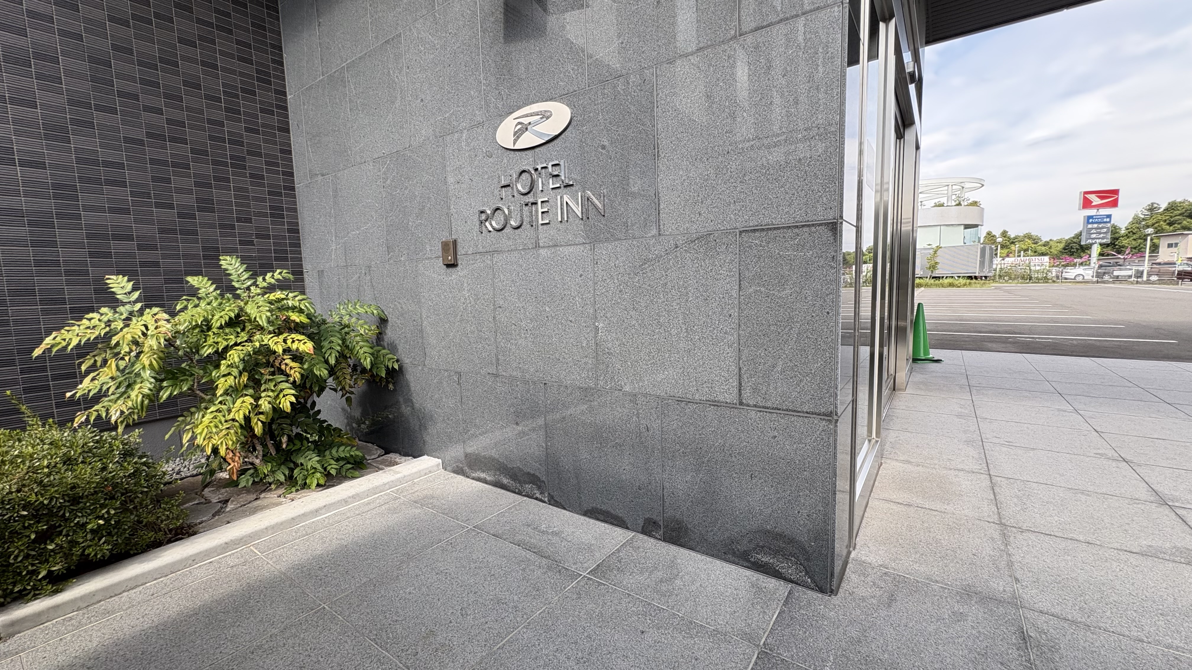 深夜、自動ドアが施錠されている場合は正面入り口横のインターフォンを押してください