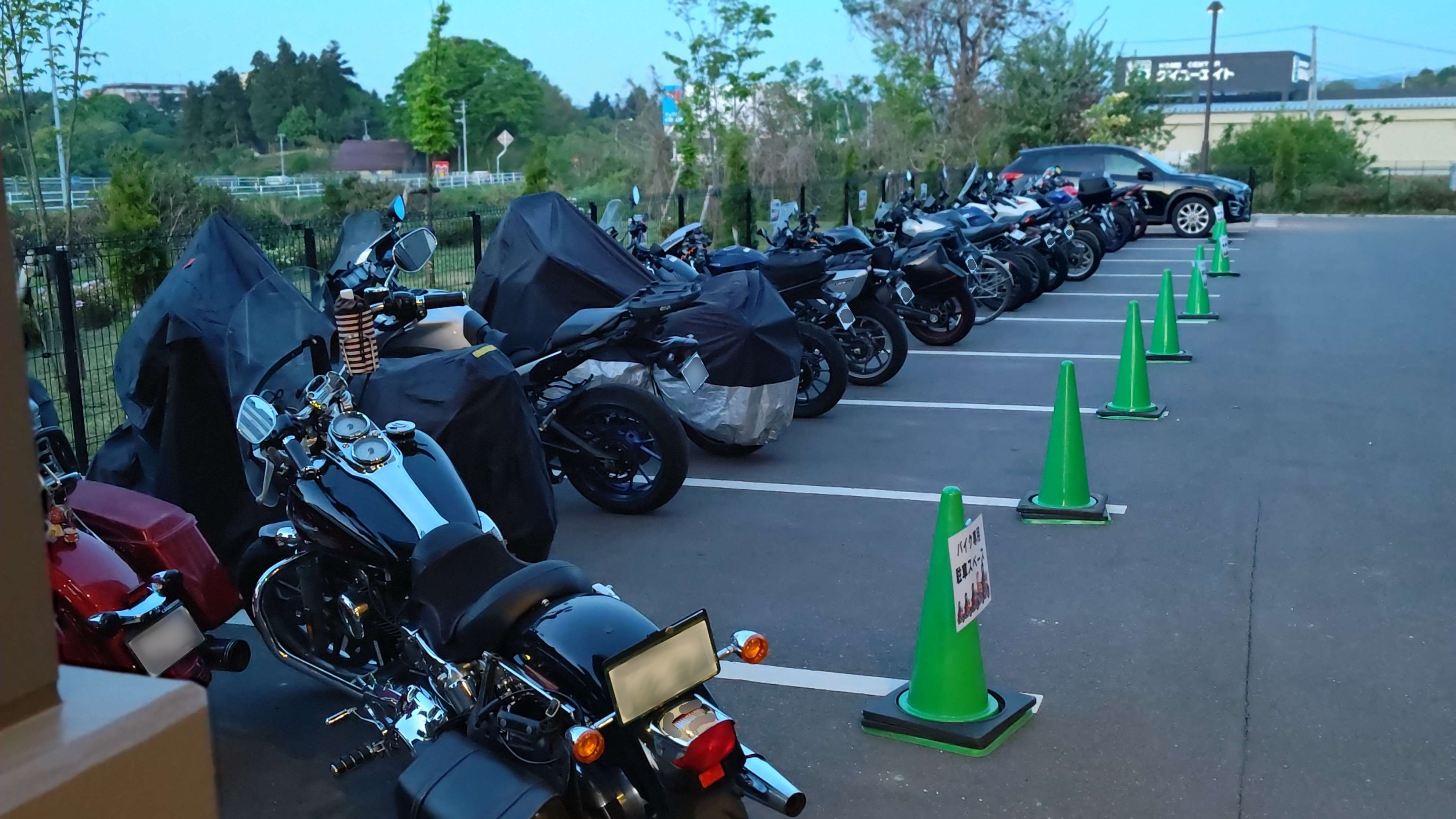 バイク駐輪場には屋根がございませんので、予めご了承くださいませ。