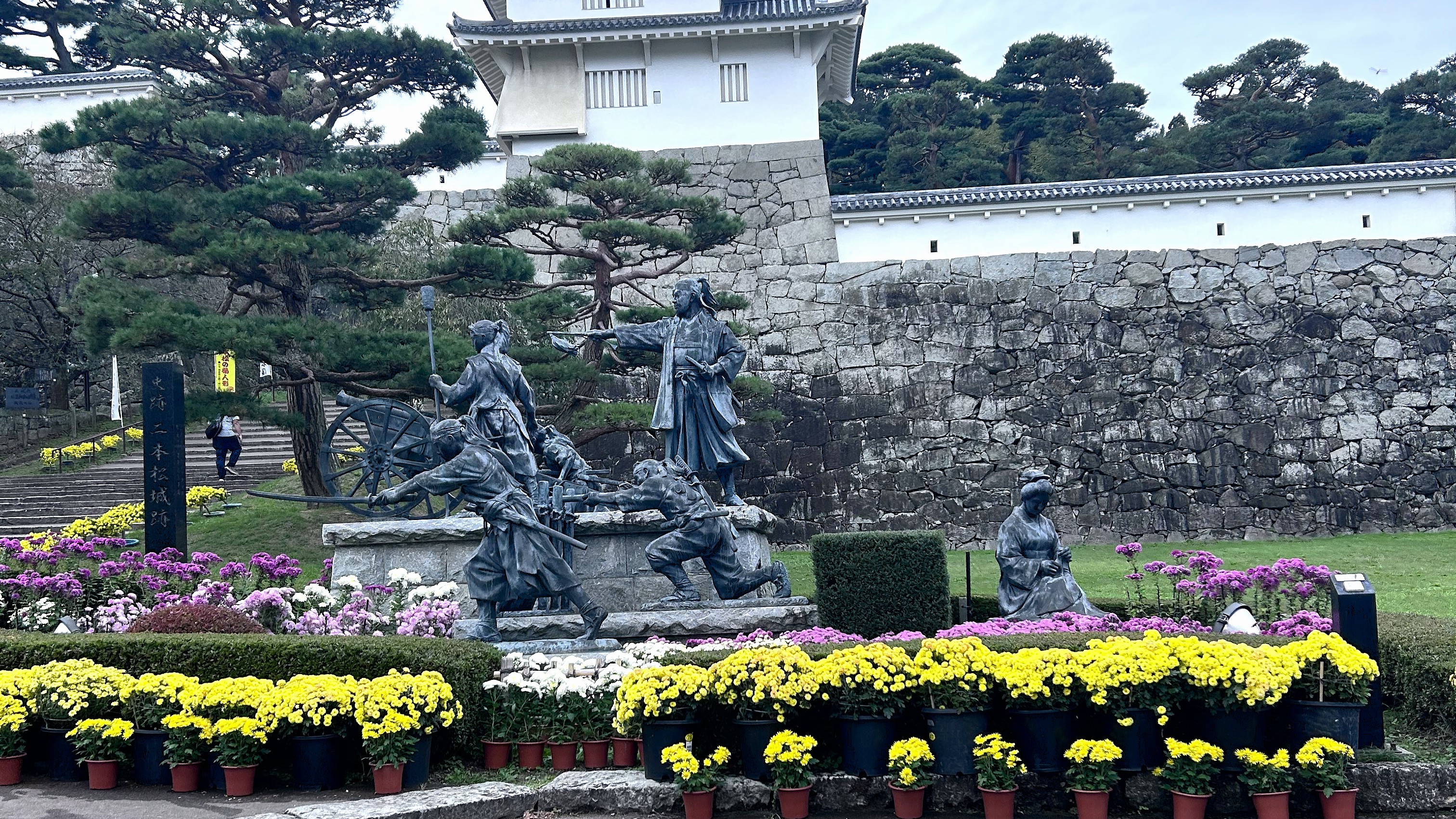 菊人形展：車で10分　　花で再現する、歴史と文化