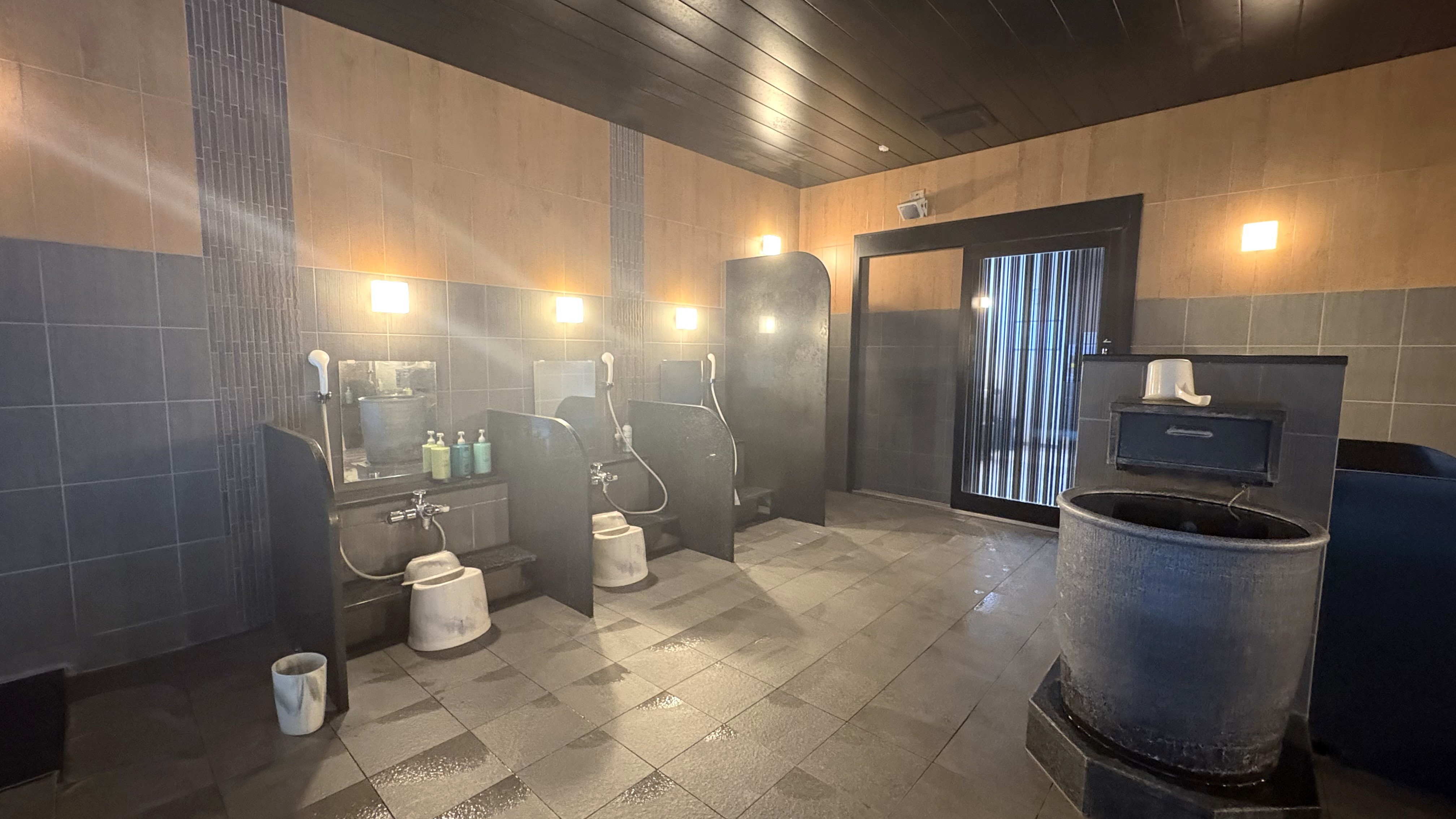 男性用大浴場　洗い場