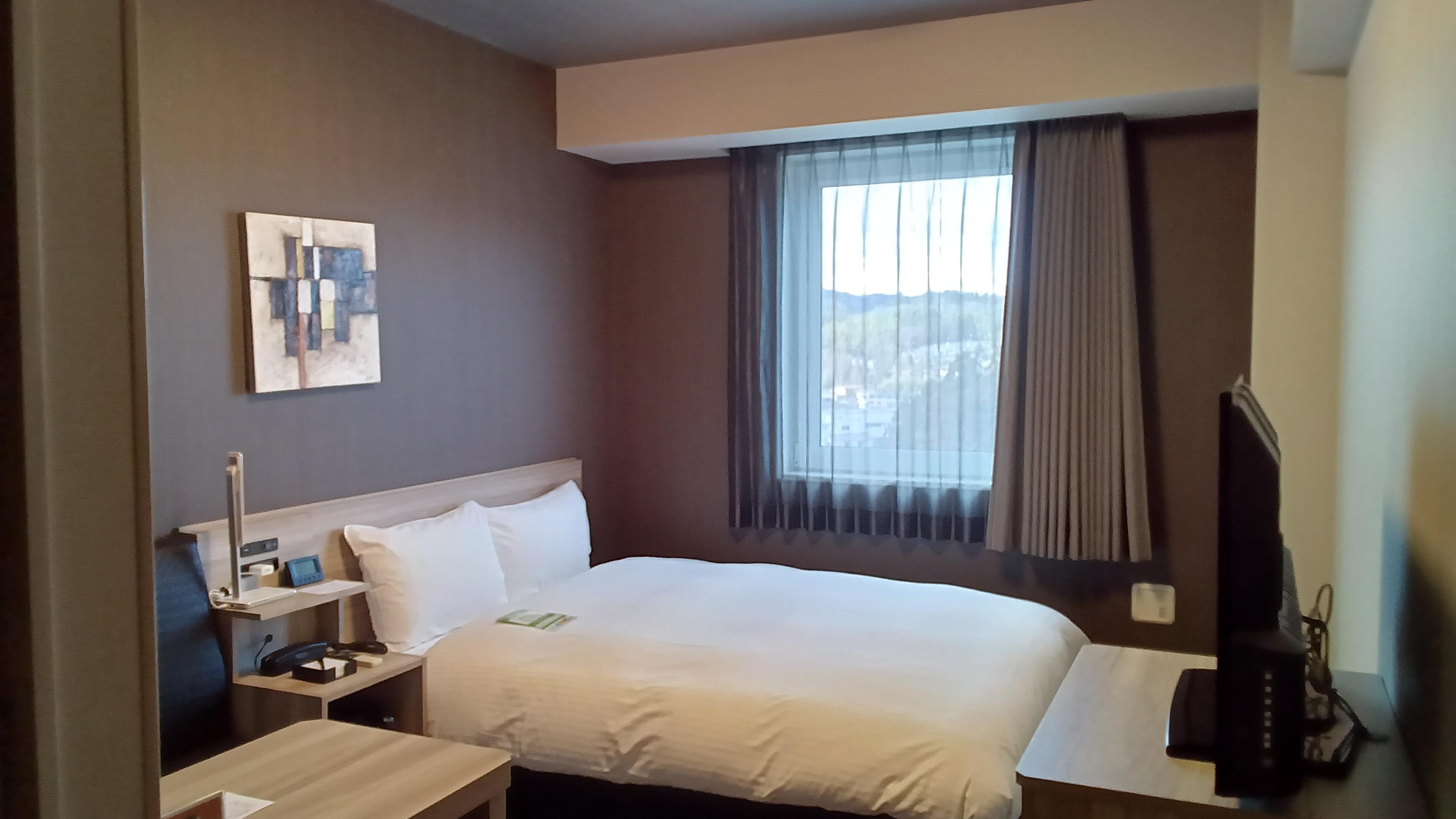 セミダブルルーム①ゆったりセミダブル140cm。一人旅は広々、カップルはお得にステイ